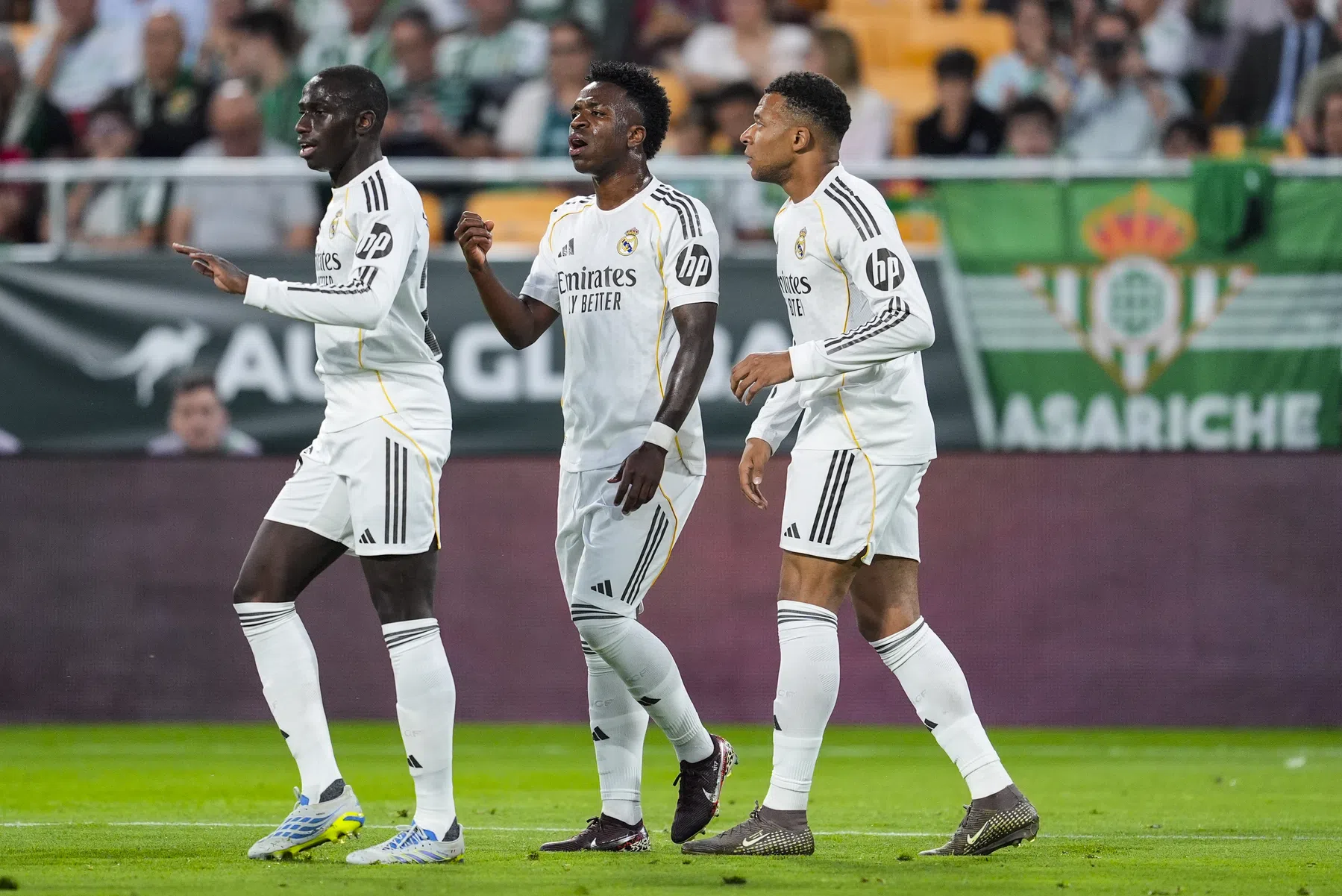 Real Madrid door late goal Bellerin niet voorbij Betis, Mbappe valt uit