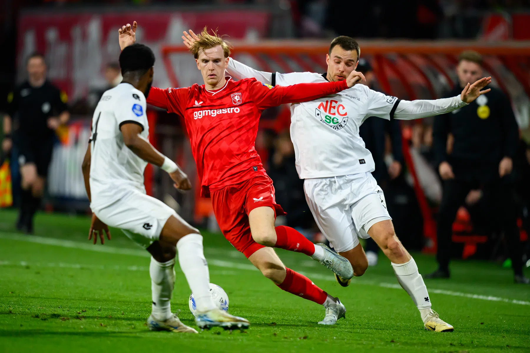 Twente en NEC houden elkaar in evenwicht tijdens intense strijd om CL-tickets