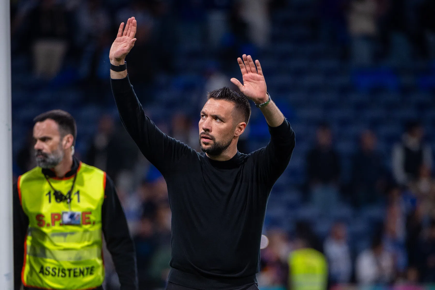 Farioli telt af richting titel en reageert op Chelsea-geruchten