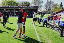 Thumbnail for article: Promotiefeest met vervelende nasmaak bij York: speler slaat veldbestormer