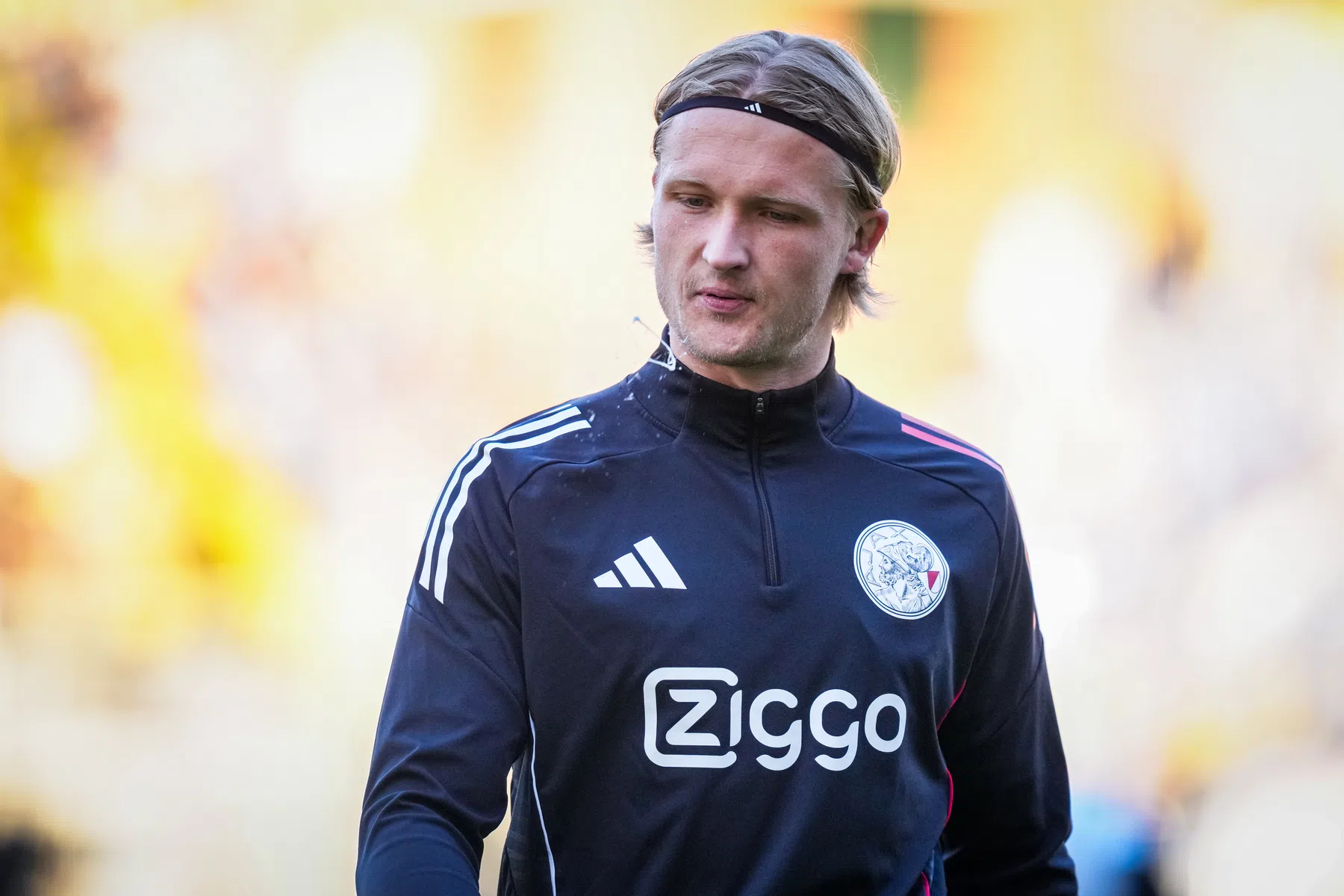 Van Hooijdonk ziet bankzitter Dolberg graag als opvolger van Ueda bij Feyenoord