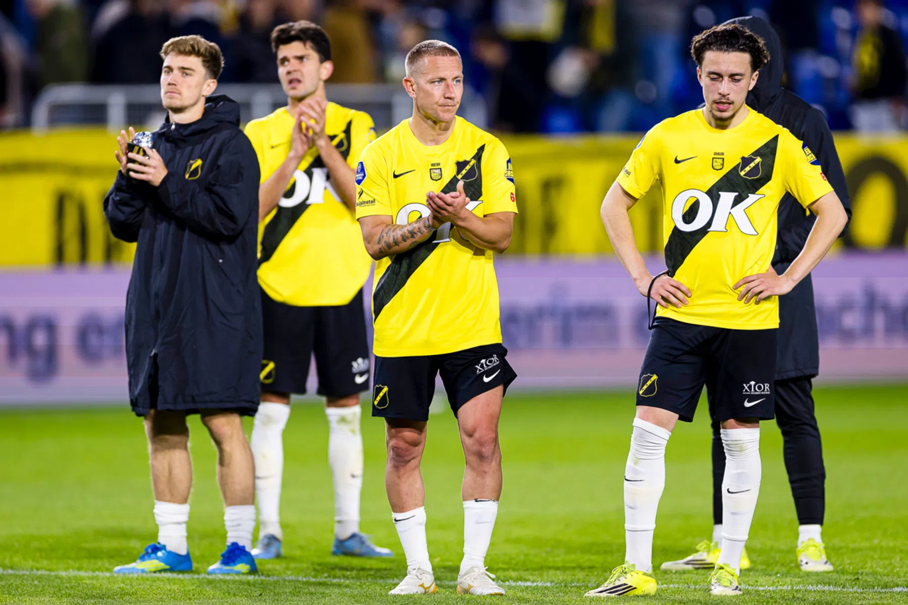 Alle seinen op rood: degradatie lonkt en onderzoek naar transfer Van Hooijdonk