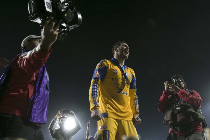 Waanzinnige sfeeractie als ode aan Tigres-legende Gignac (40)