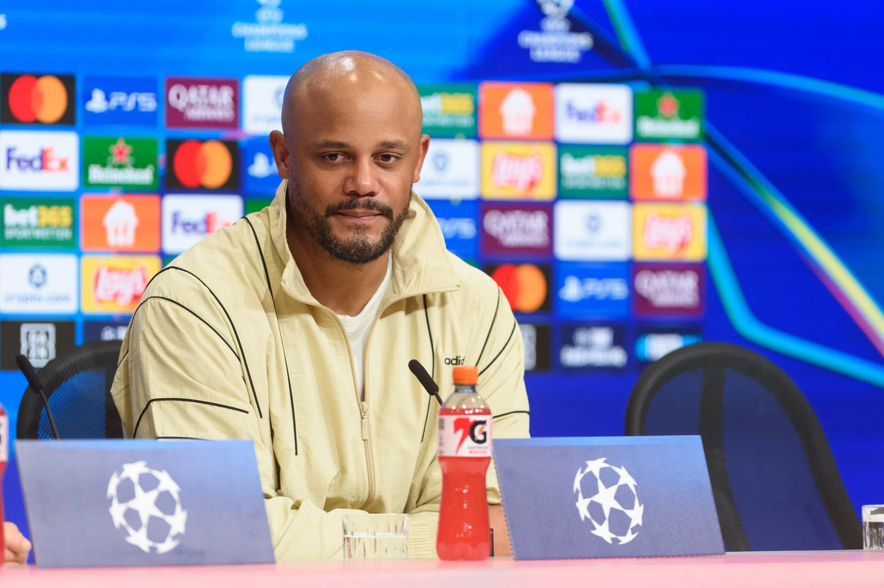 Geschorste Kompany grapt met pers in aanloop naar halve finale tegen PSG