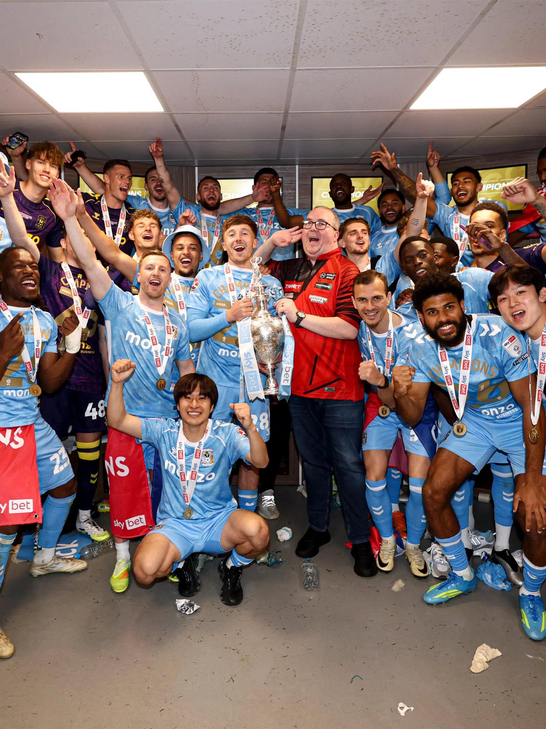 Topdarter Bunting verrast spelers Coventry City na Championship-titel