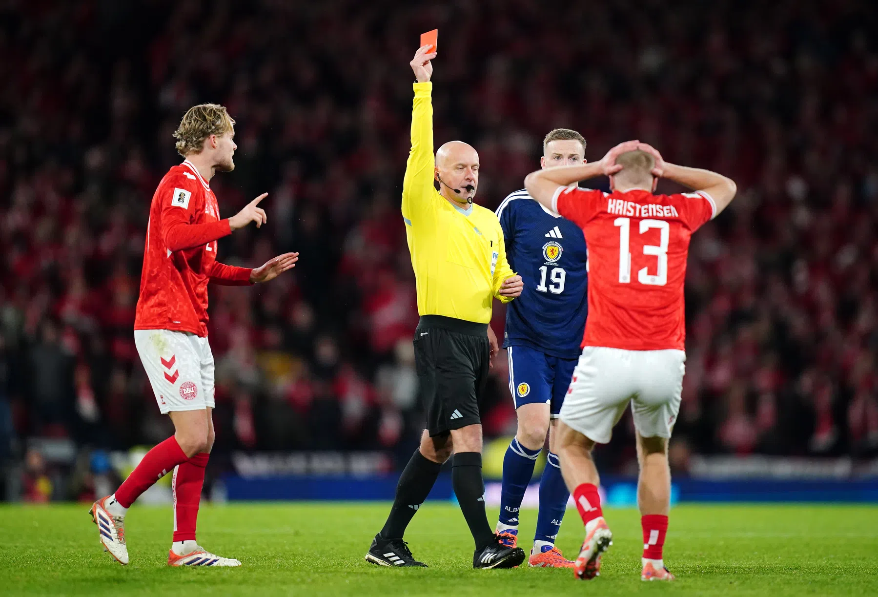 FIFA komt met nieuwe WK-regel: mond bedekken kan rood opleveren