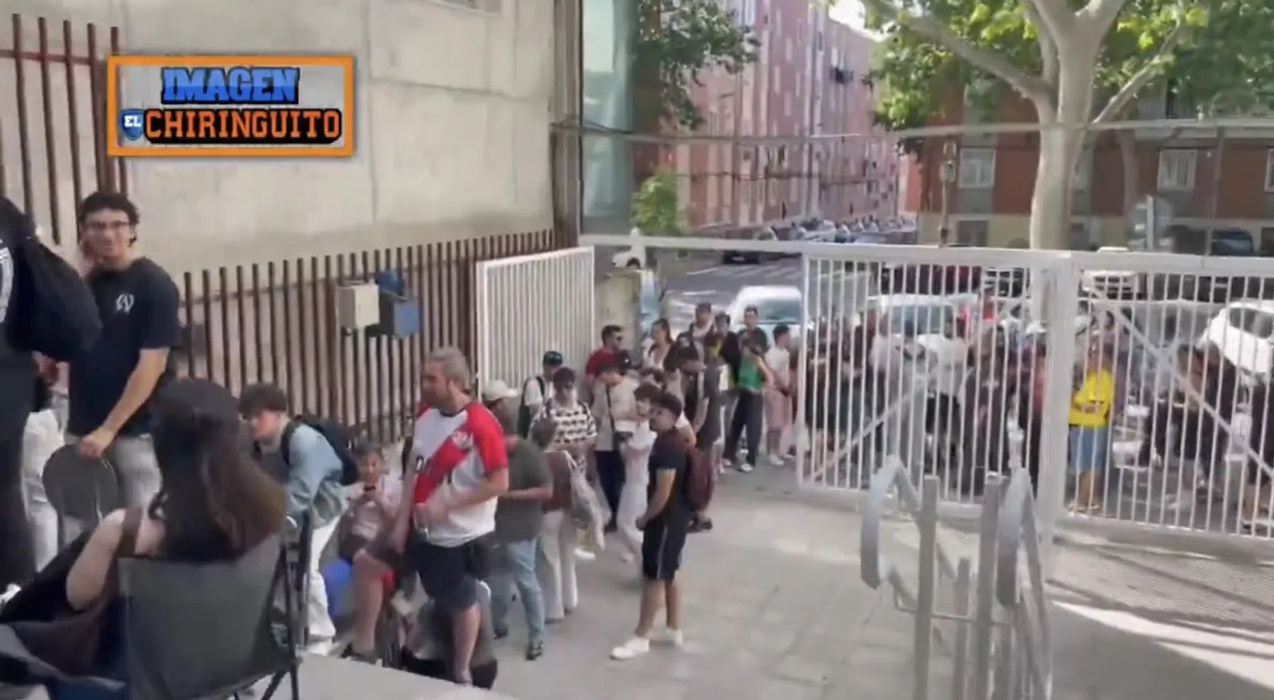 Net als vroeger: Rayo-fans in enorme rij voor kaartjes Europese halve finale