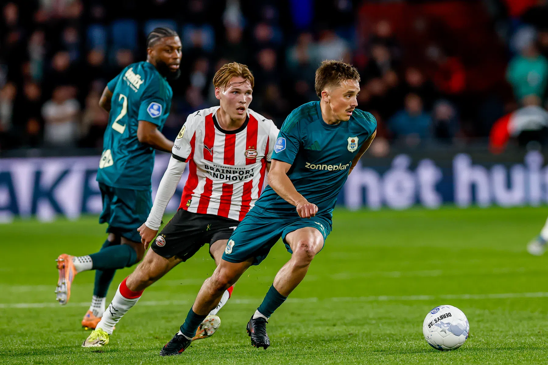 PEC Zwolle en aanvoerder Thomas langer met elkaar door