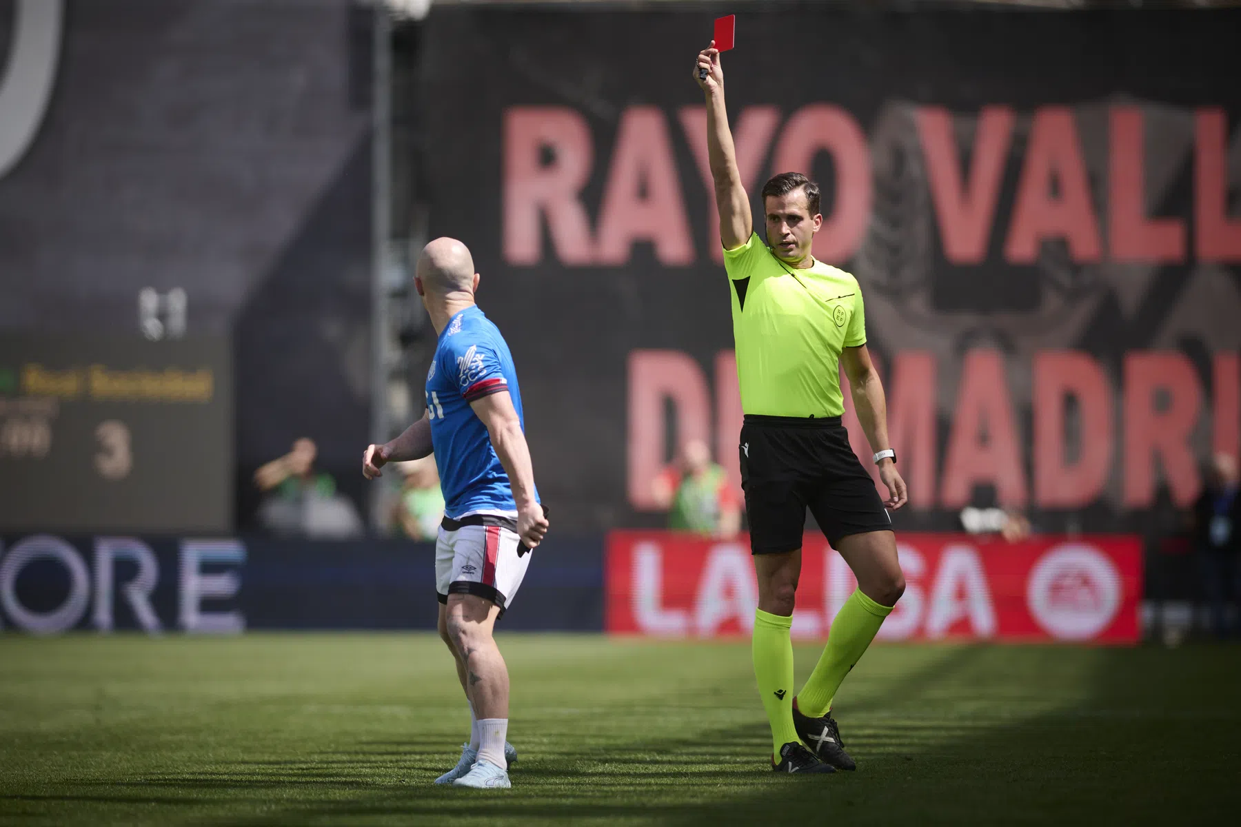Mega schorsingregen in Spanje: Rayo-middenvelder zeven duels aan de kant
