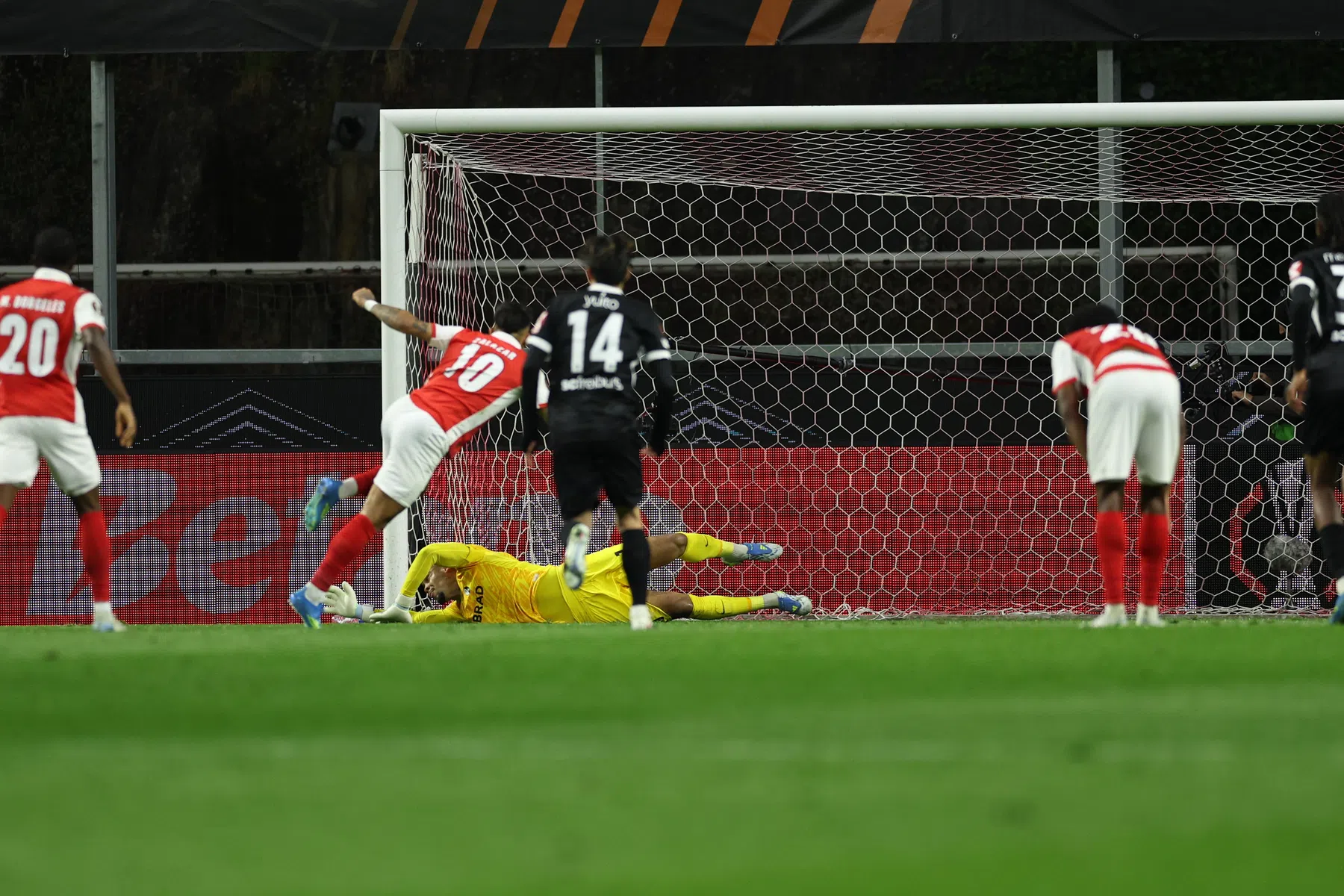 Penaltykiller Atubolu van held naar schlemiel bij zege Braga op Freiburg