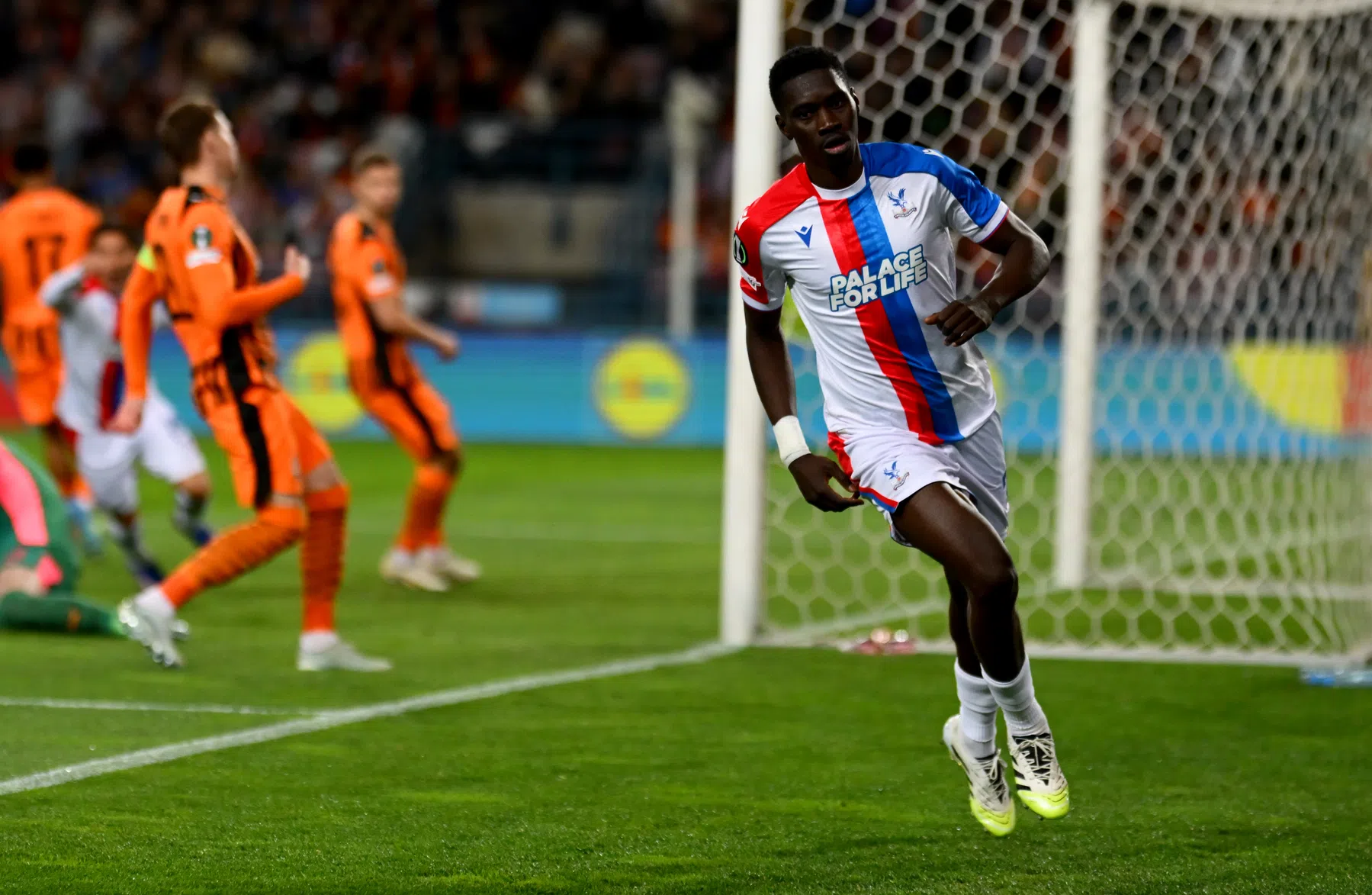Bliksemstart in halve finale: Sarr maakt snelste Conference League-goal ooit