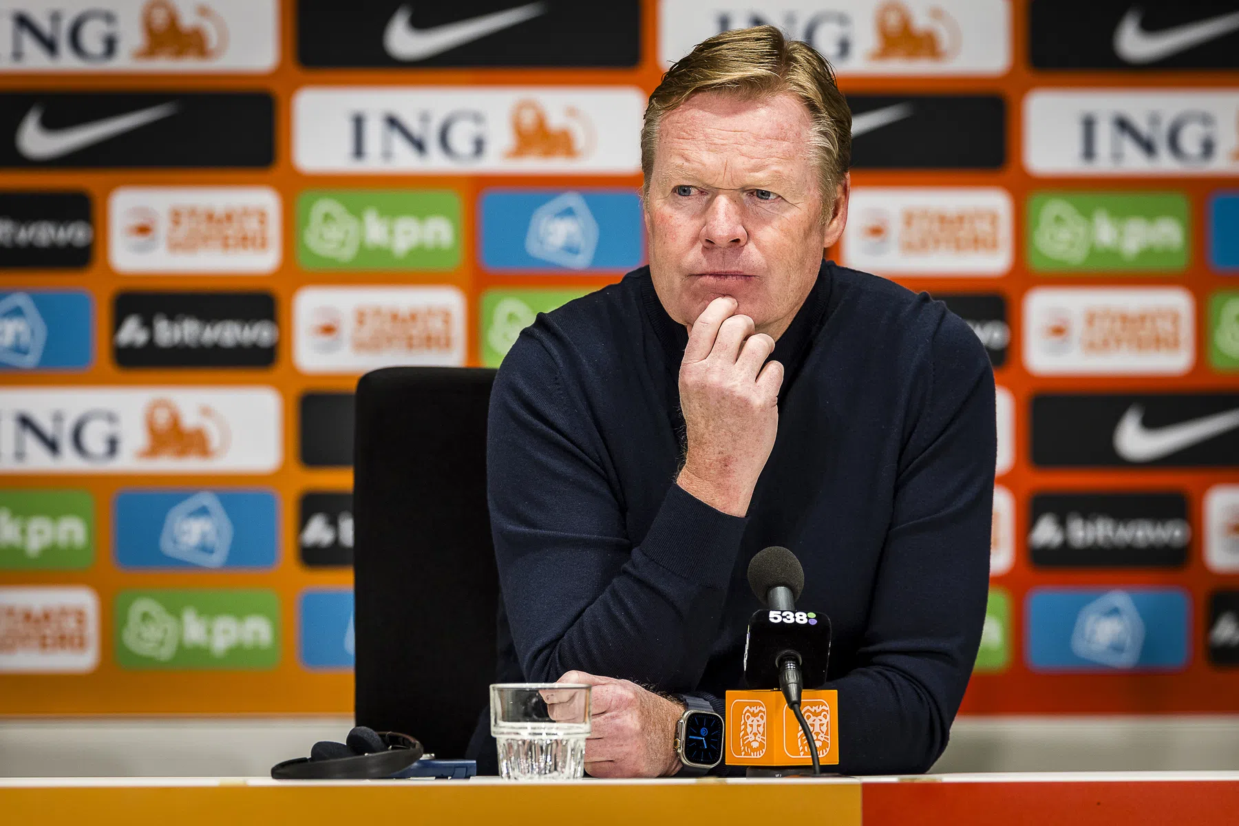 Koeman voelt mee met Simons en denkt aan Til en Kluivert