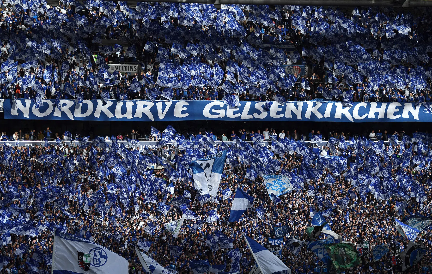 Schalke is er bijna: trainer komt verkleed, fan wil ticket ruilen voor nieuwe baan