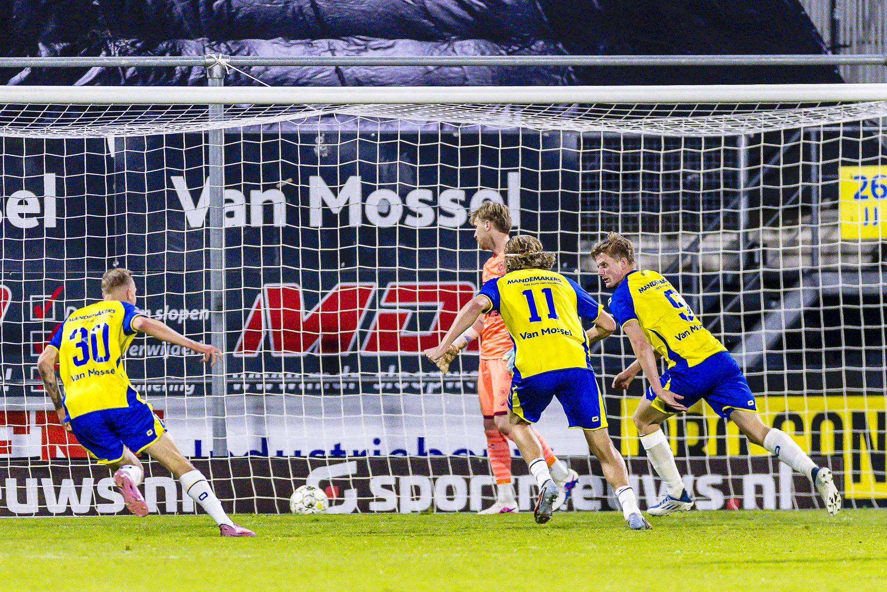 Van Osch held van Waalwijk: RKC verslaat Roda JC na strafschoppen in play-offs