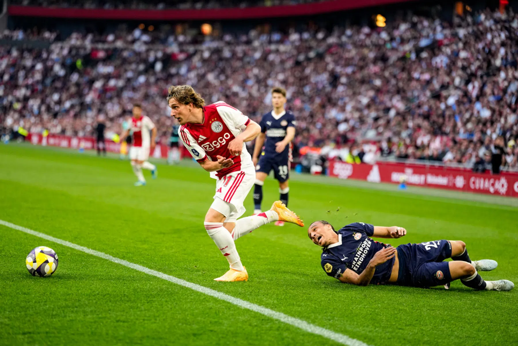Godts redt in slotfase punt voor Ajax in duel met PSV