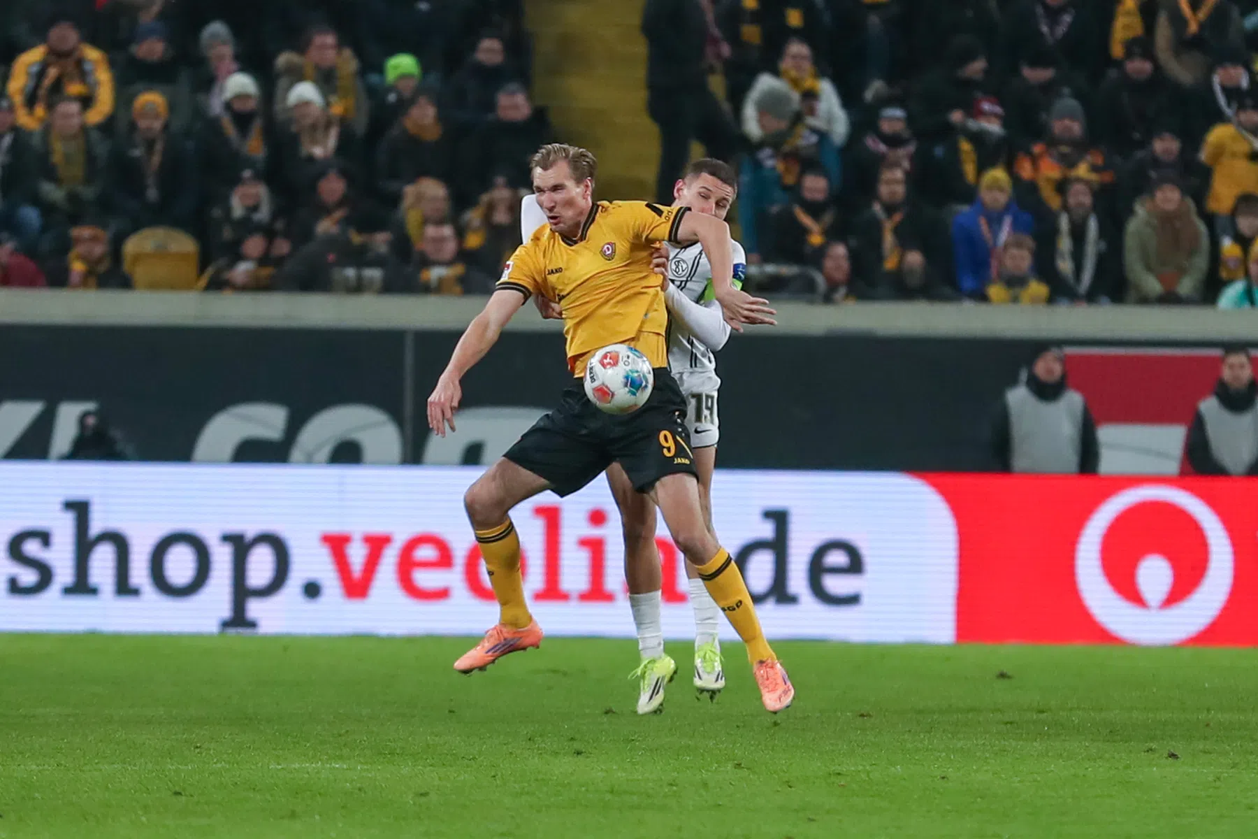 Clubtopscorer Vermeij neemt Dresden bij de hand in Duitse degradatiestrijd 