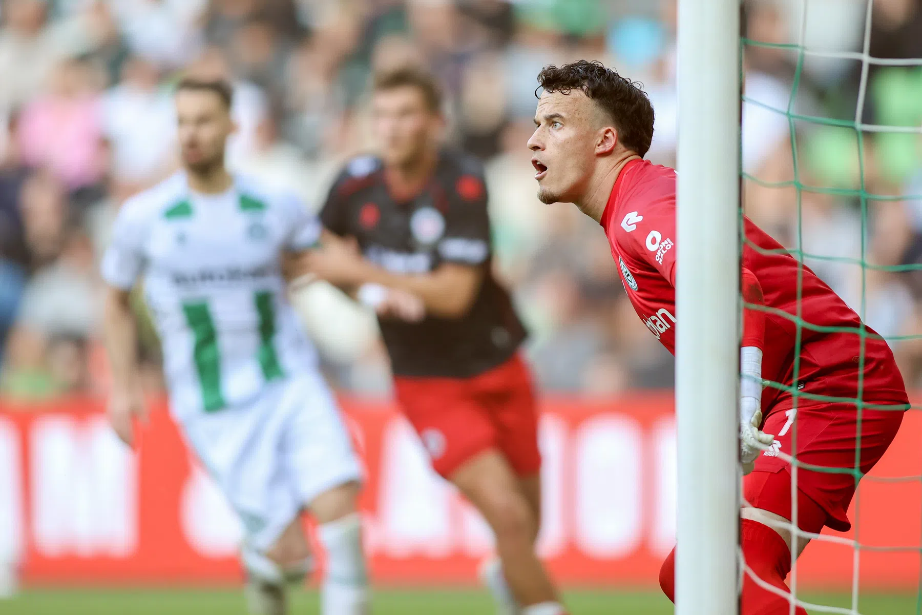 Vaessen wijst naar arbitrage bij eerste goal: 'Daar moet ik beschermd worden' 