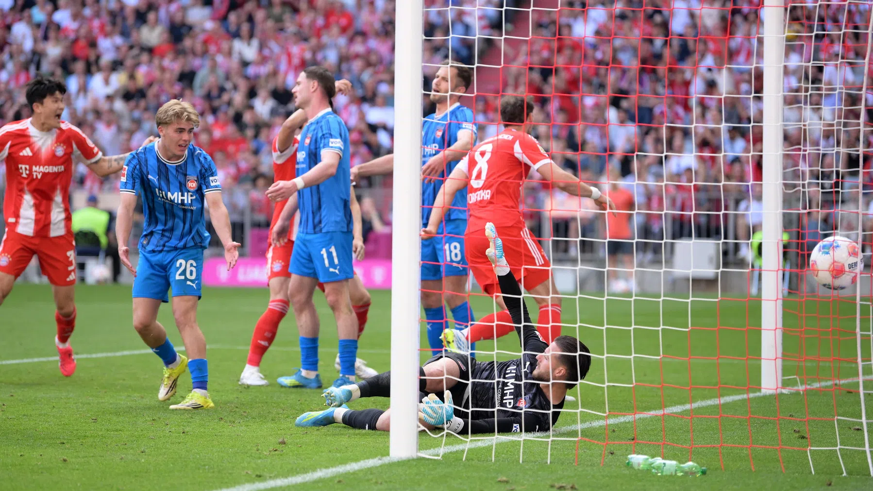 B-elftal Bayern ontsnapt dankzij eigen doelpunt Ramaj aan blamage