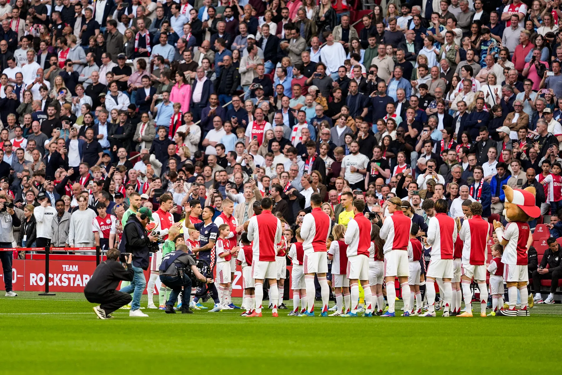 Erehaag voor PSV levert fluitconcert van Ajax-fans op 