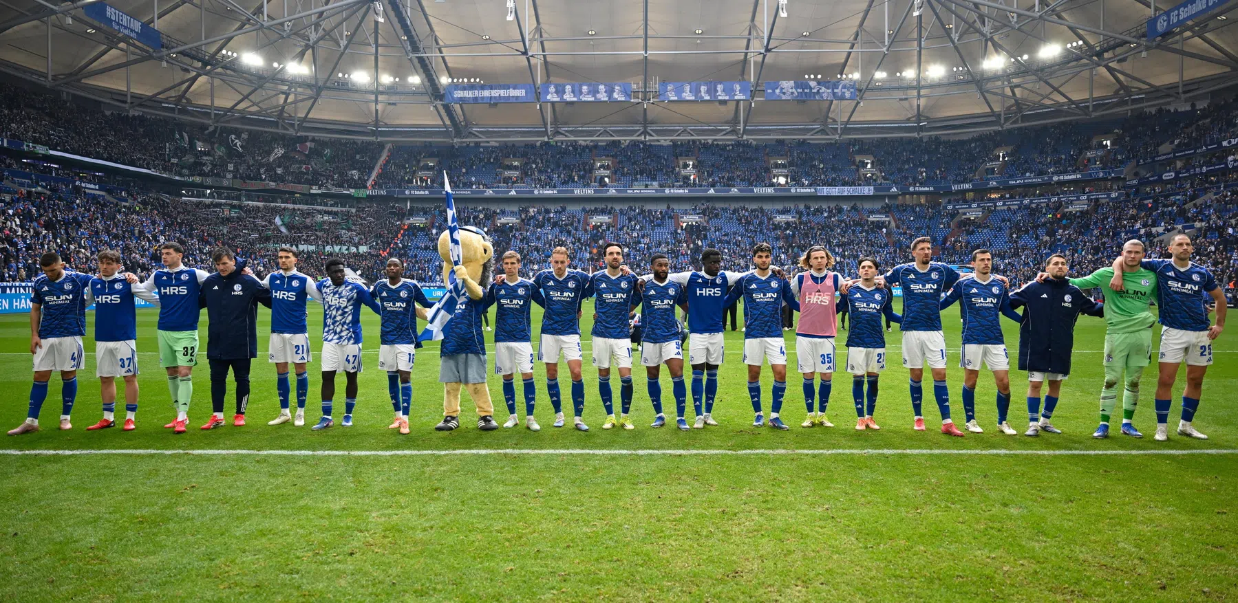 Zelfs Dortmund geniet van promotie Schalke: 'Bijna gemist' 