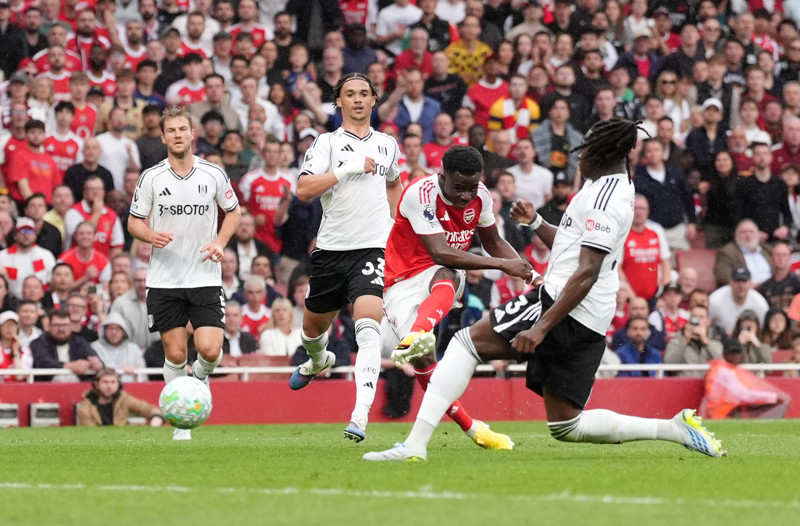 Arsenal dendert over Fulham heen en zet Man City onder enorme druk