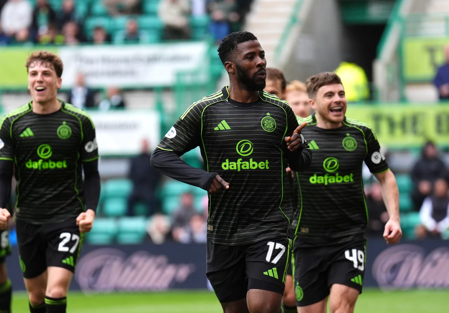 Celtic heeft de nodige moeite met tien Hibs maar legt druk wel weer bij Hearts