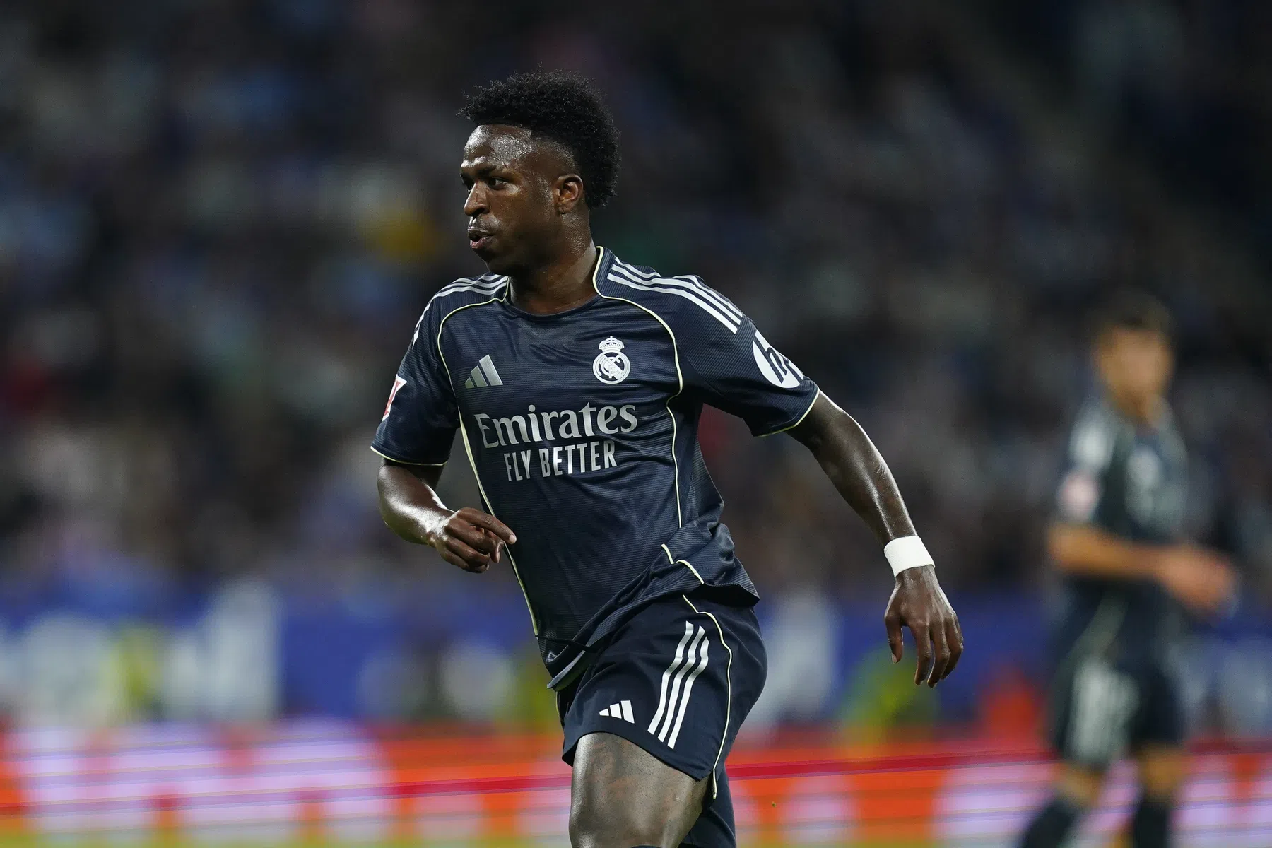 Partycrasher Vinícius stelt titelfeest Barcelona minimaal tot Clásico uit