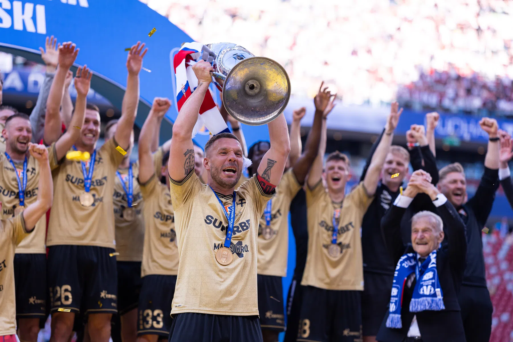 Prachtig: Podolski (40) pakt hoofdprijs met jeugdliefde