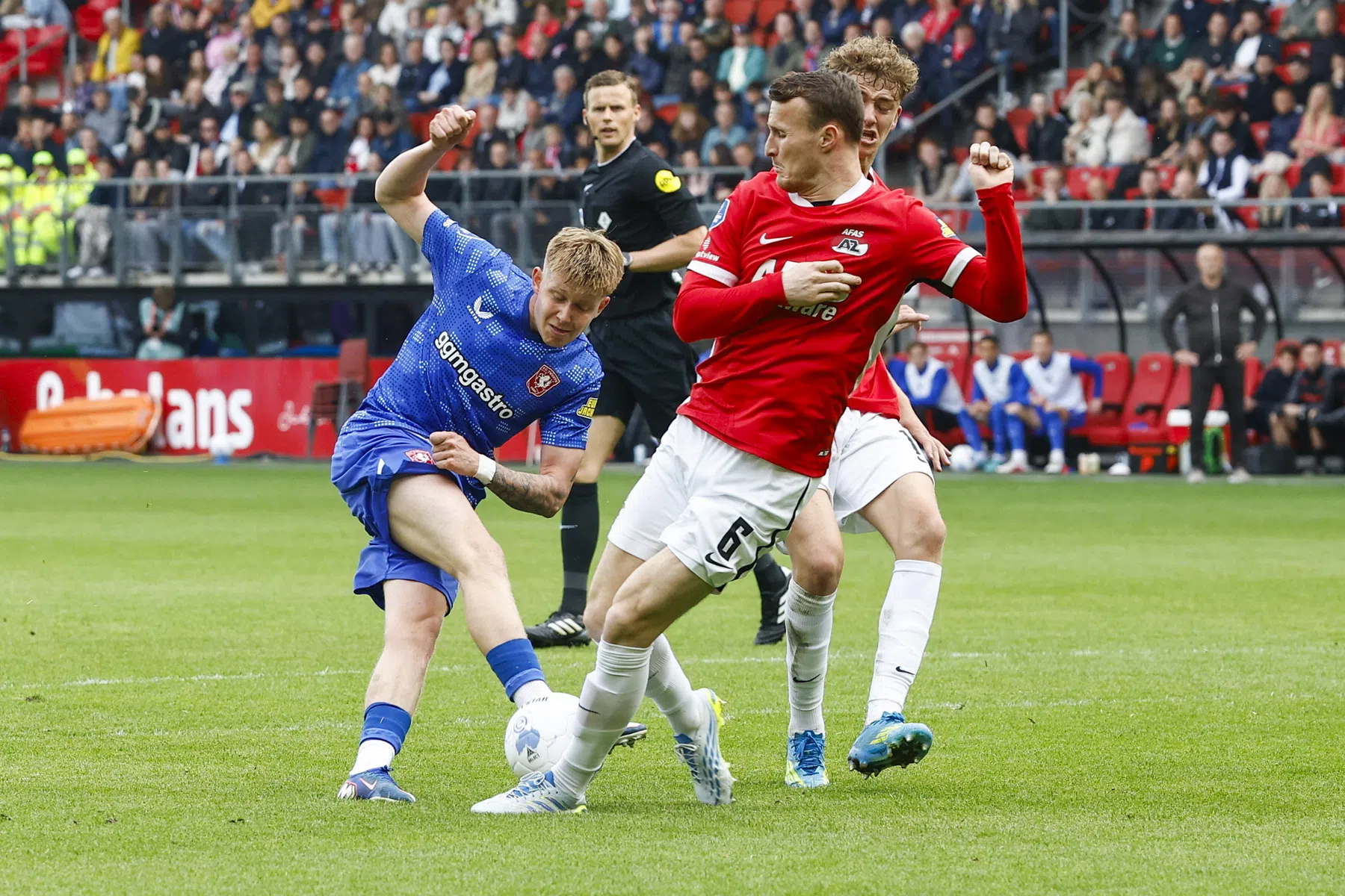 FC Twente geeft CL-plek voorlopig weg na zinderend slot in Alkmaar