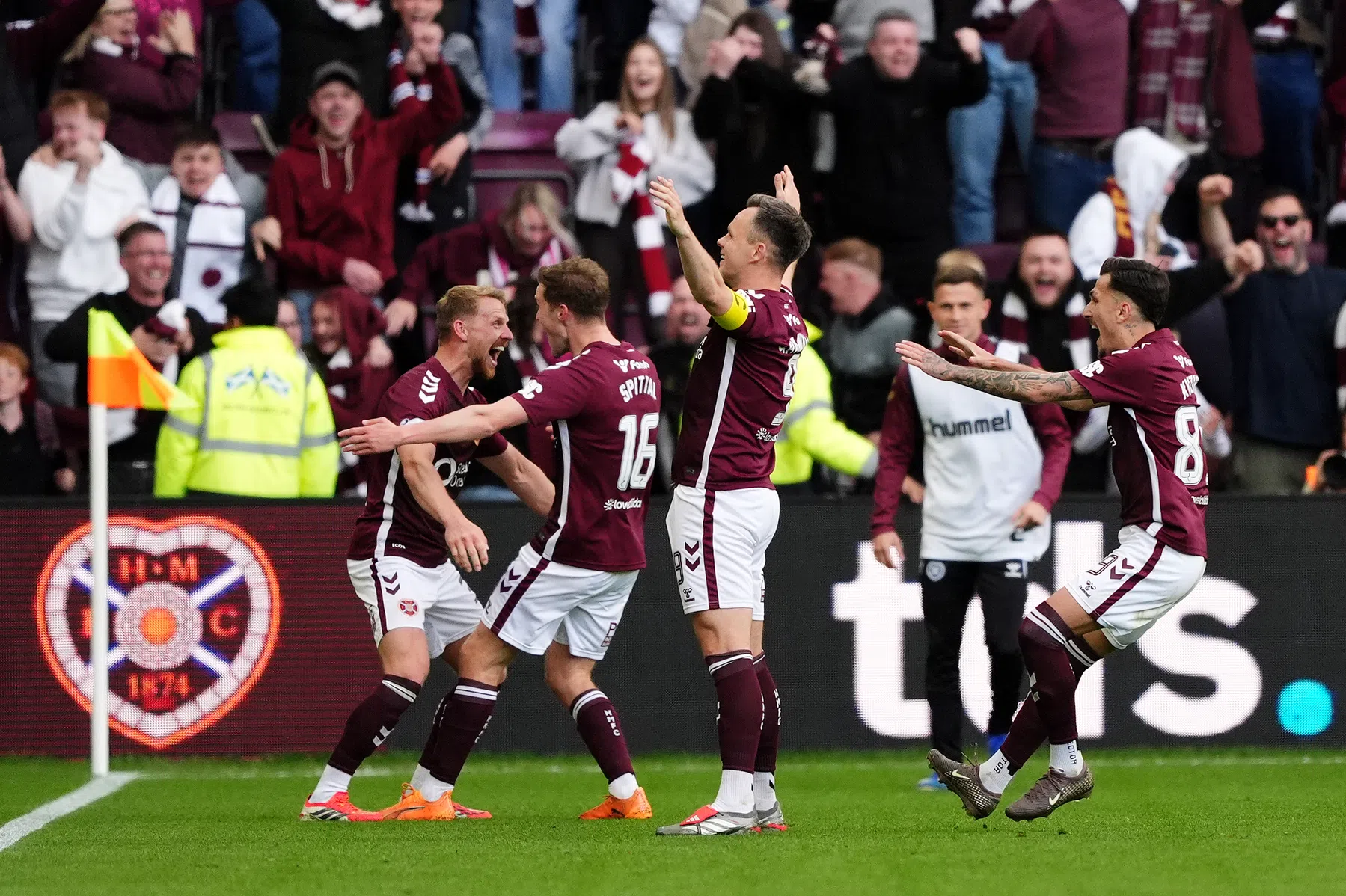 Bloedstollend spannend: Hearts zet megastap richting sensationele titel