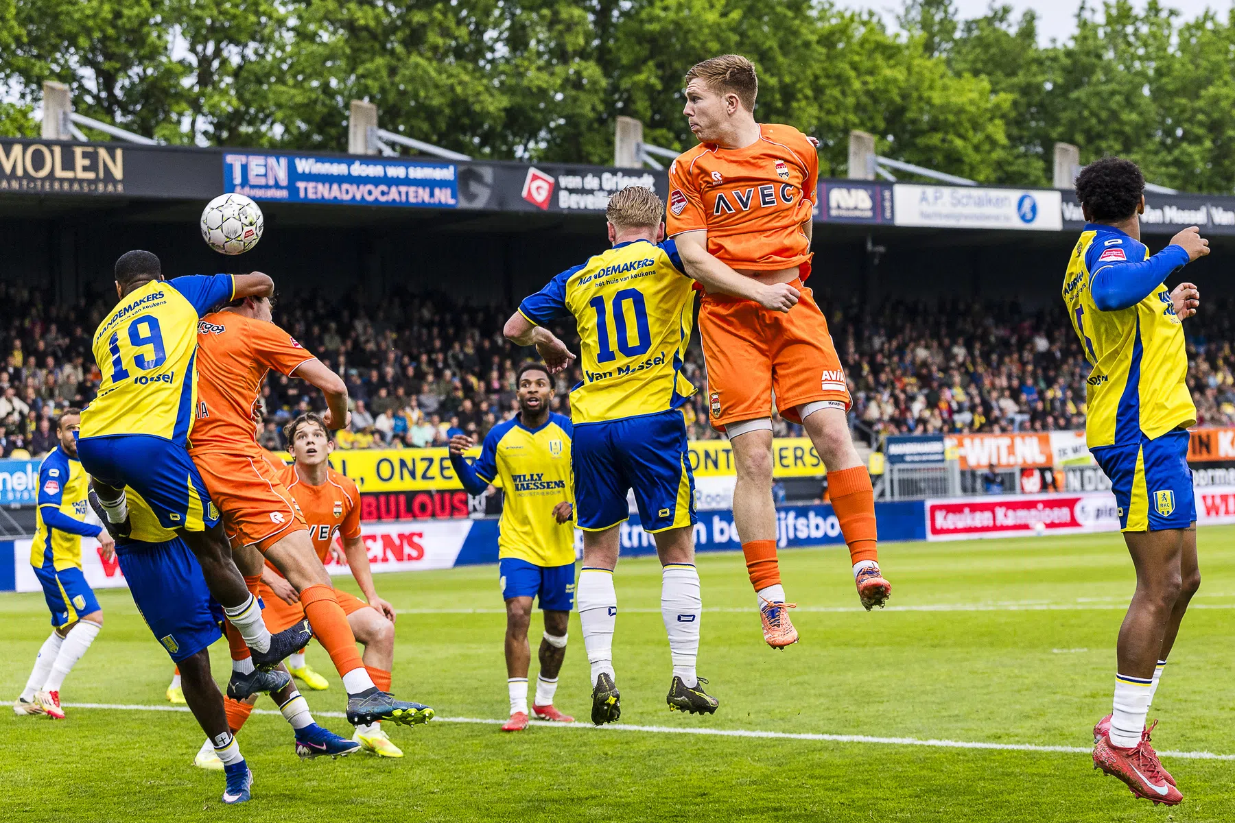 Willem II houdt nipte voorsprong over aan tamme derby op emotionele avond