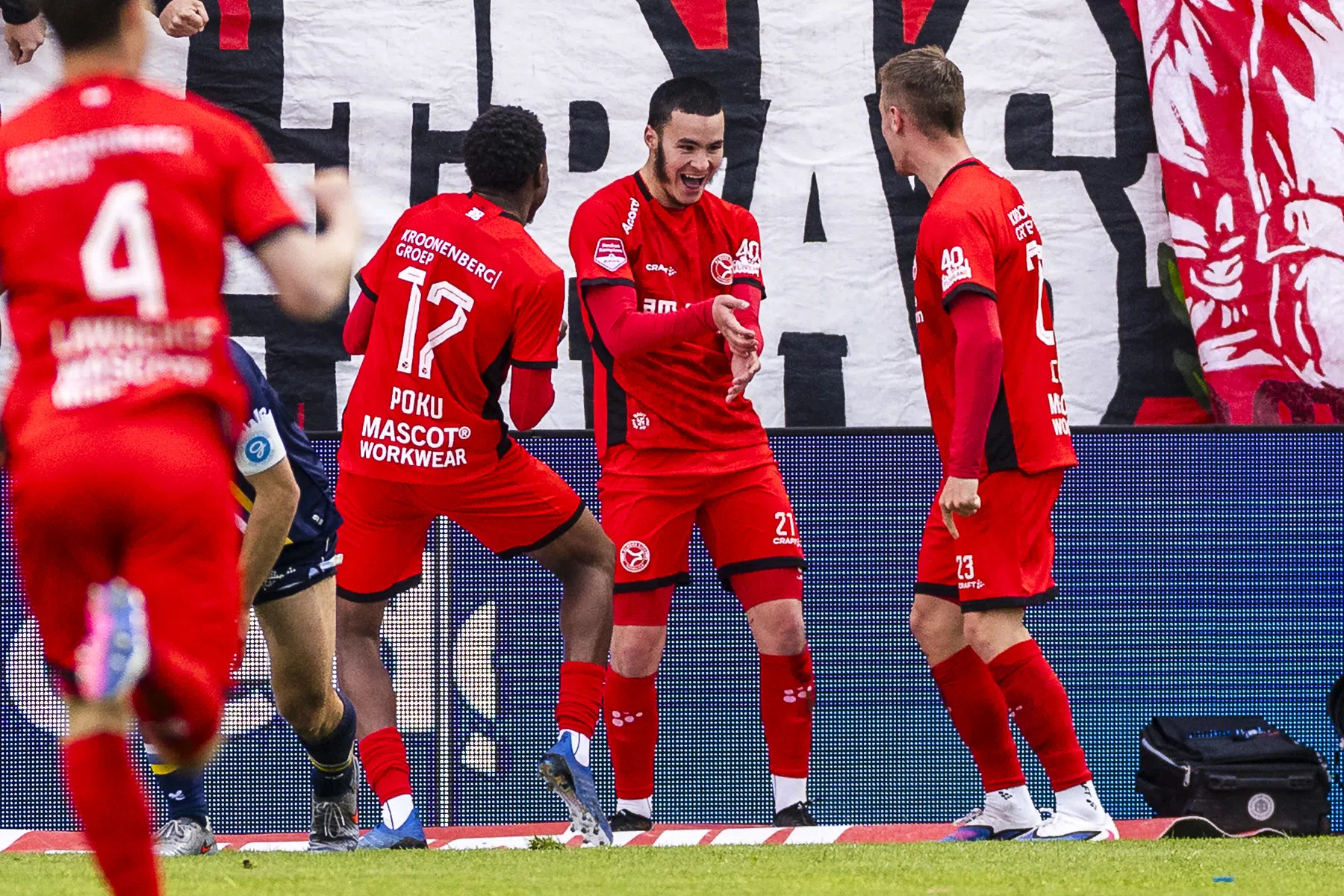 Almere City zet dankzij Poku en Dors grote stap richting halve finale play-offs