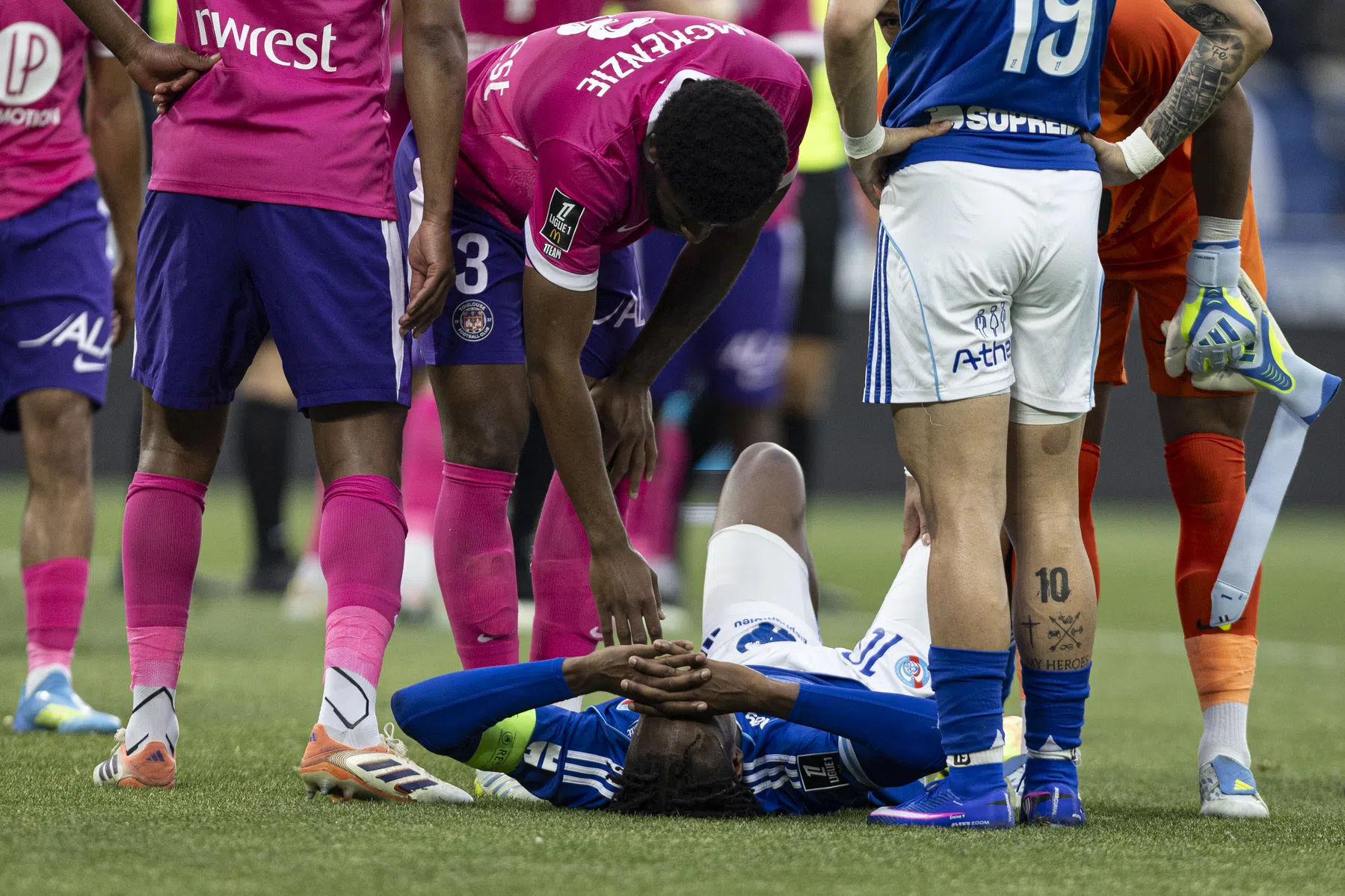 Blessure Emegha 'niet al te ernstig', WK lijkt haalbaar