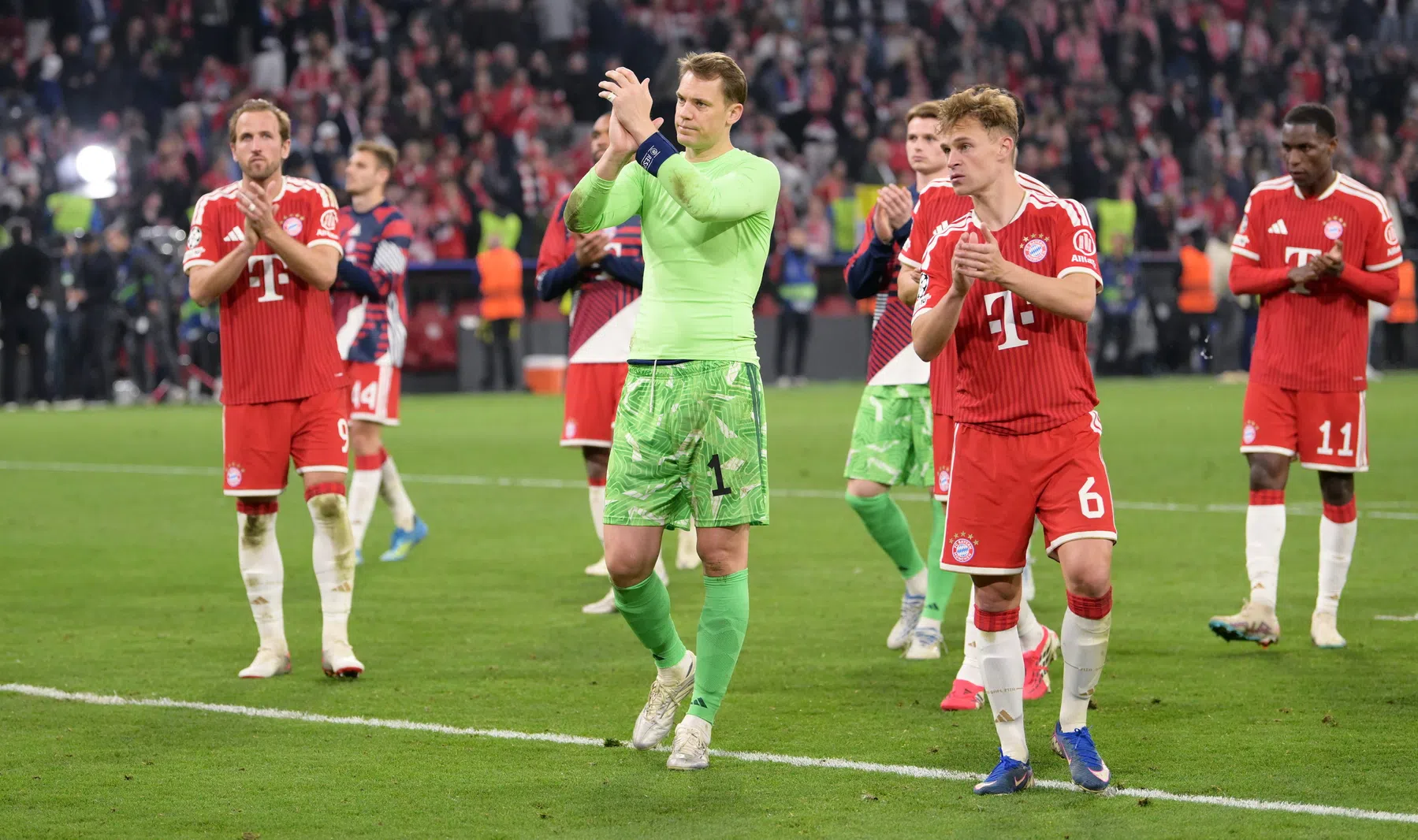 Bayern prijst PSG en laakt arbiter: 'Ik krijg de bal op mijn buik, hij op z'n arm'