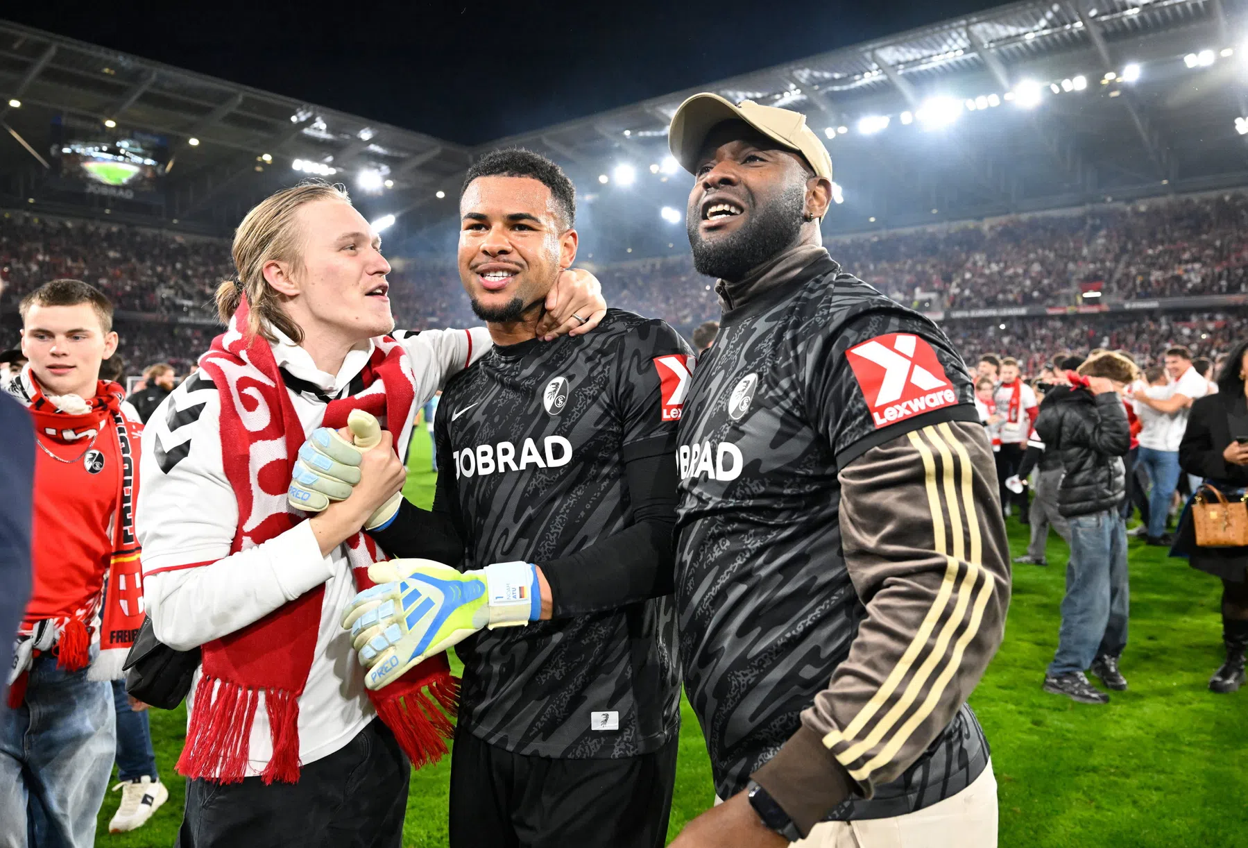 Freiburg viert historische Europa League-avond met pitch invasion
