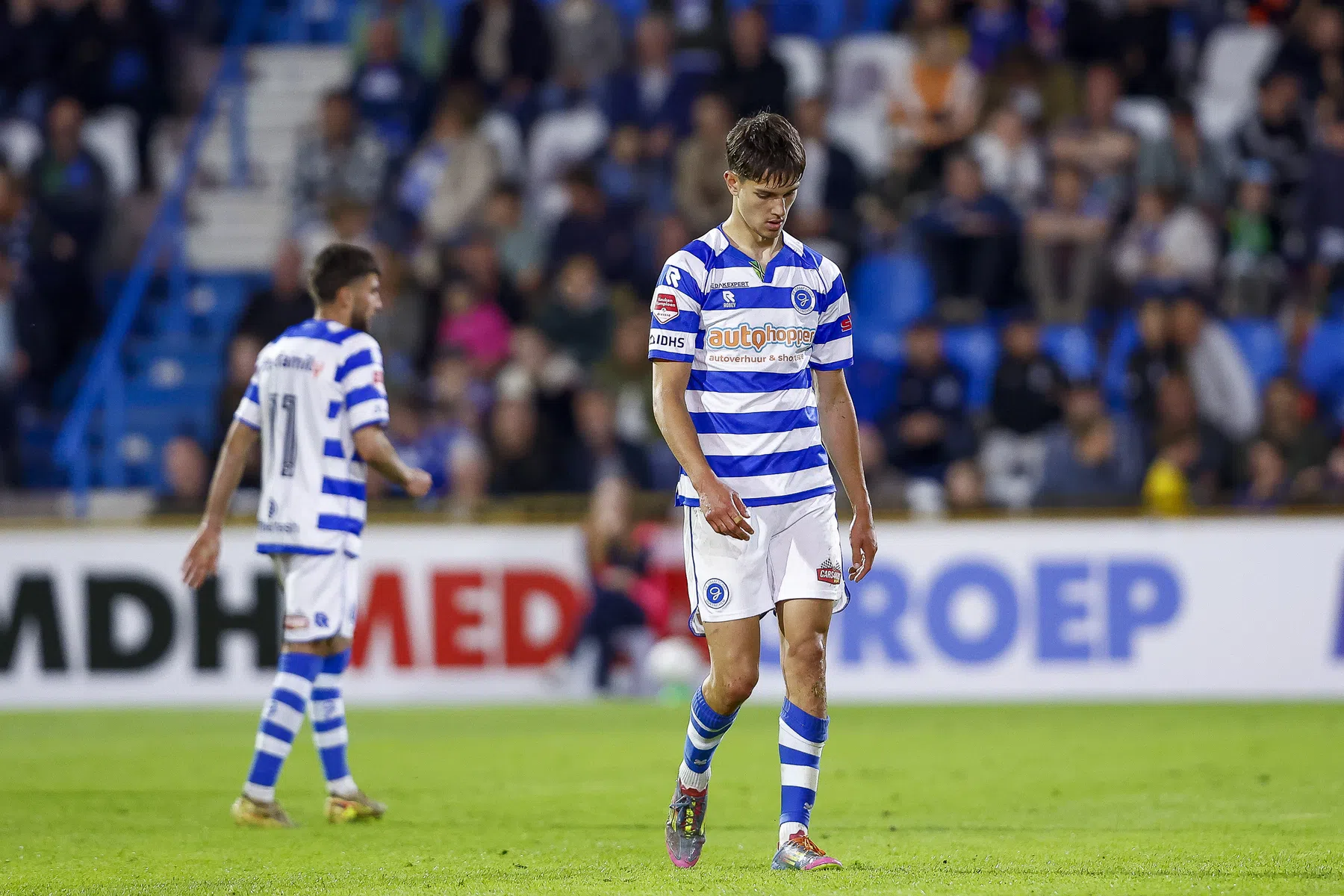 Vliegende tackle, maar De Graafschap-schlemiel snapt niks van rode kaart