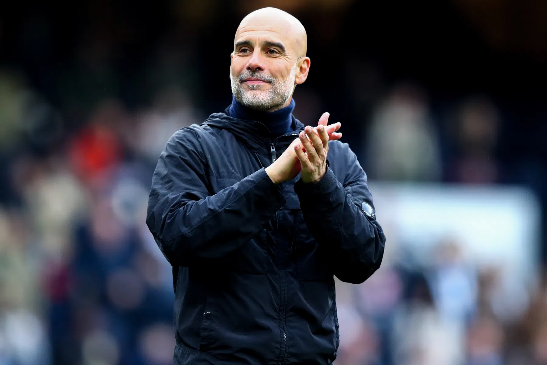 Met journalisten grappende Guardiola wordt dolgelukkig van Engelse titelstrijd