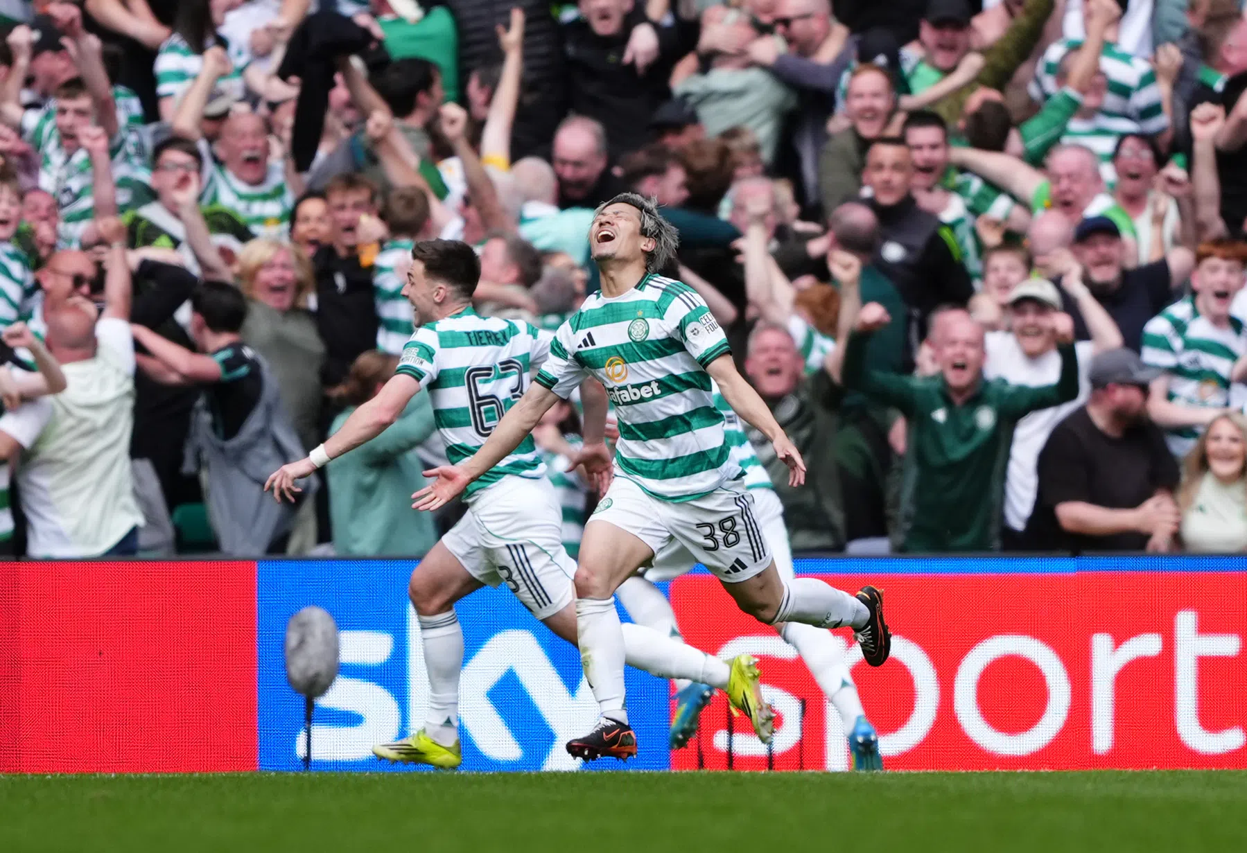 Celtic komt schrik te boven in Old Firm en brengt Schotse titelstrijd tot kookpunt