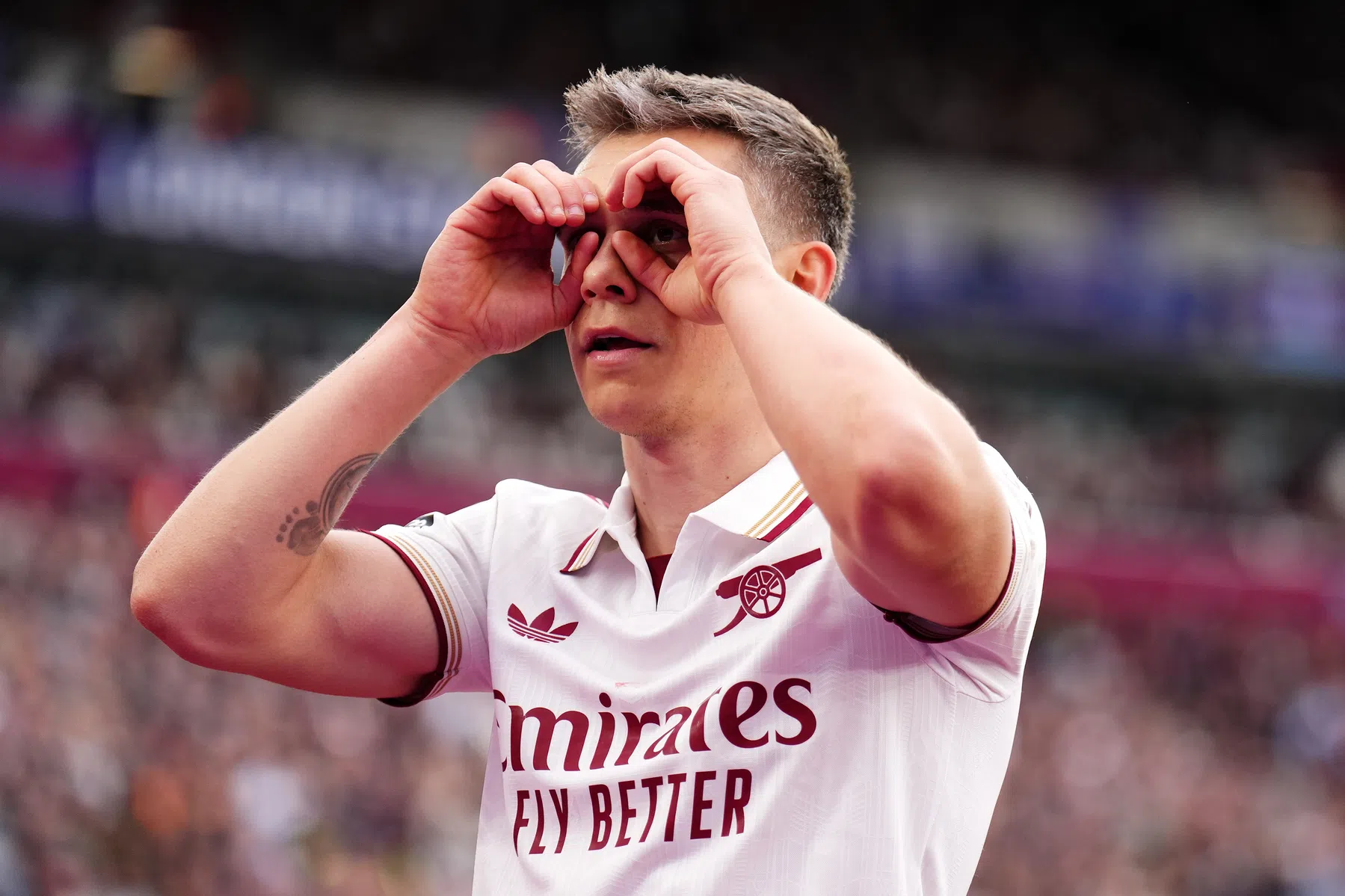 Trossard en VAR redden Arsenal in spannende titelrace met Man City