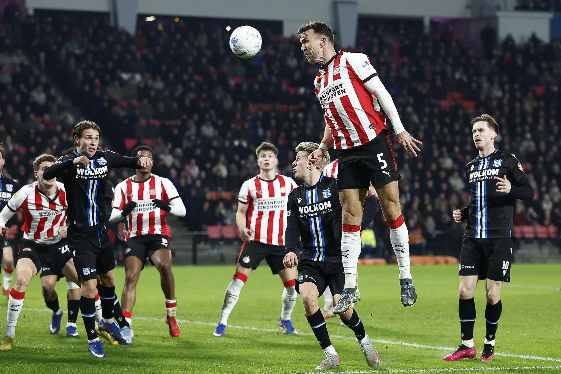 PSV evenaart uitrecord en heerst in de lucht