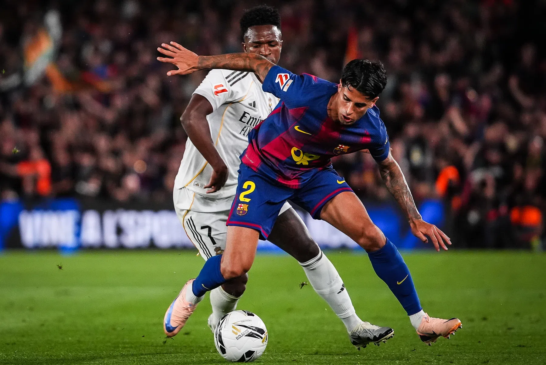 Cancelo haalt uit naar Al-Hilal en zet bij Barça uniek record op zijn naam