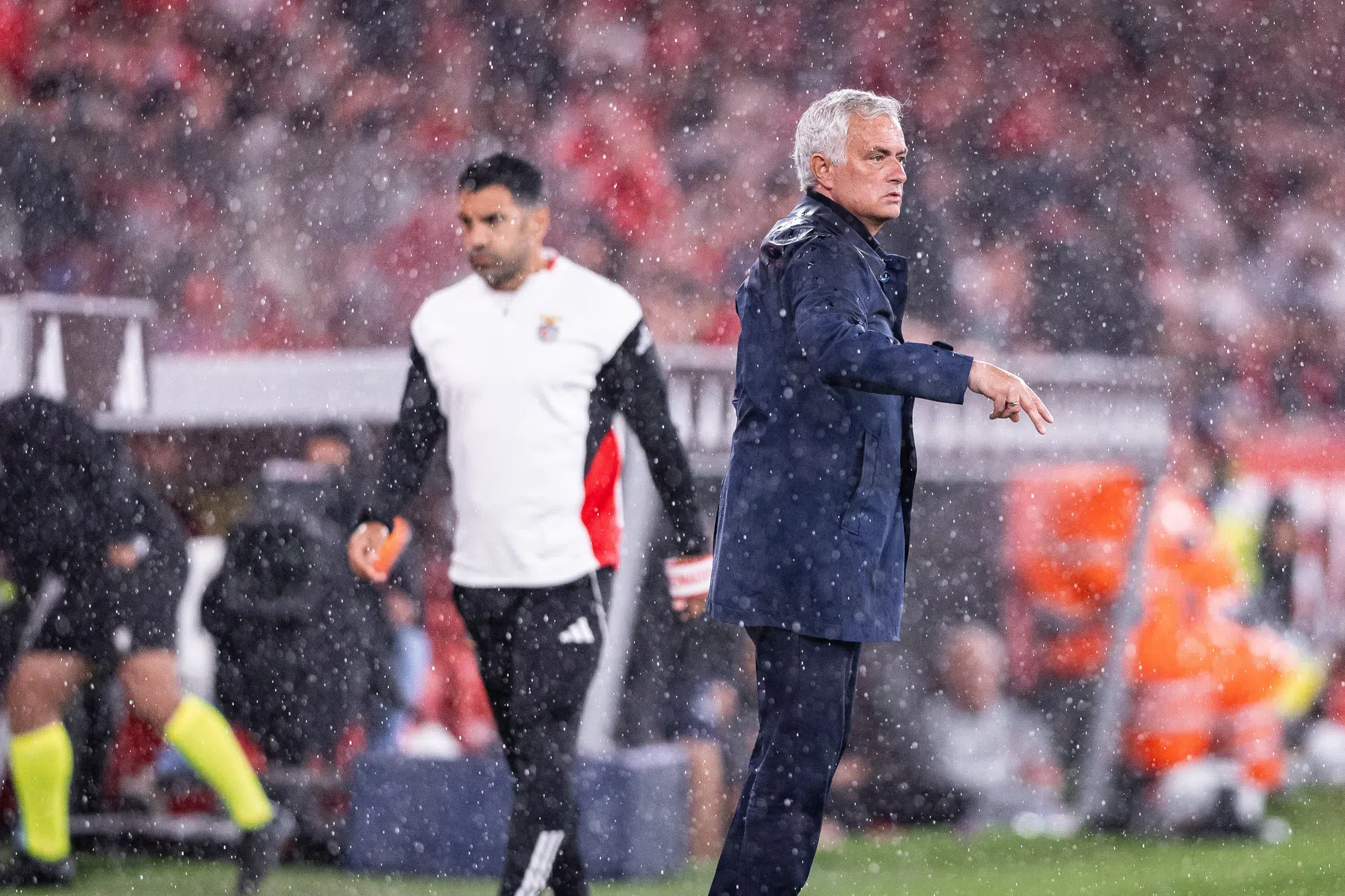 Scherpe Mourinho vertelt wanneer hij wel over zijn toekomst wil praten