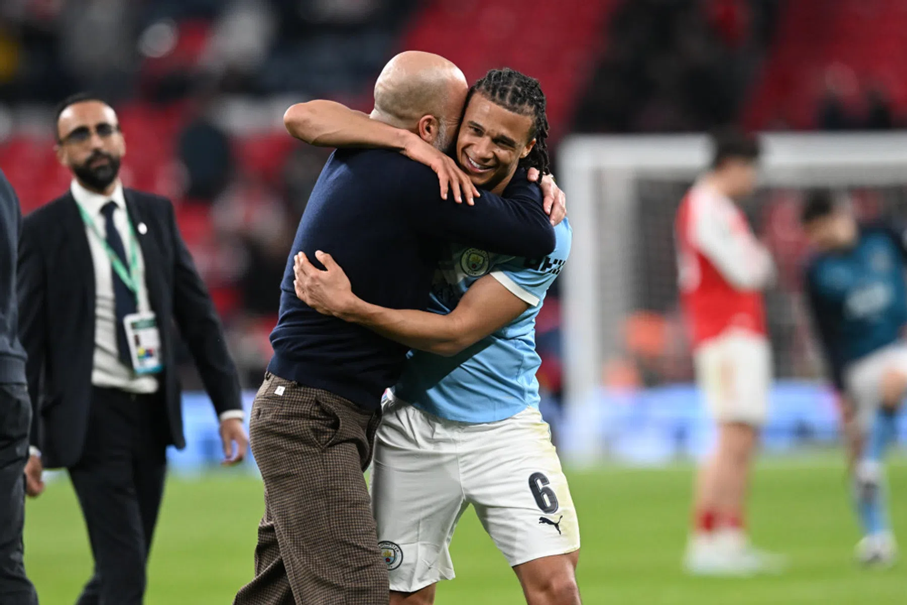 Guardiola komt met lofzang voor Aké: 'Ik hoop dat hij blijft'