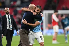 Guardiola komt met lofzang voor Aké: 'Ik hoop dat hij blijft'