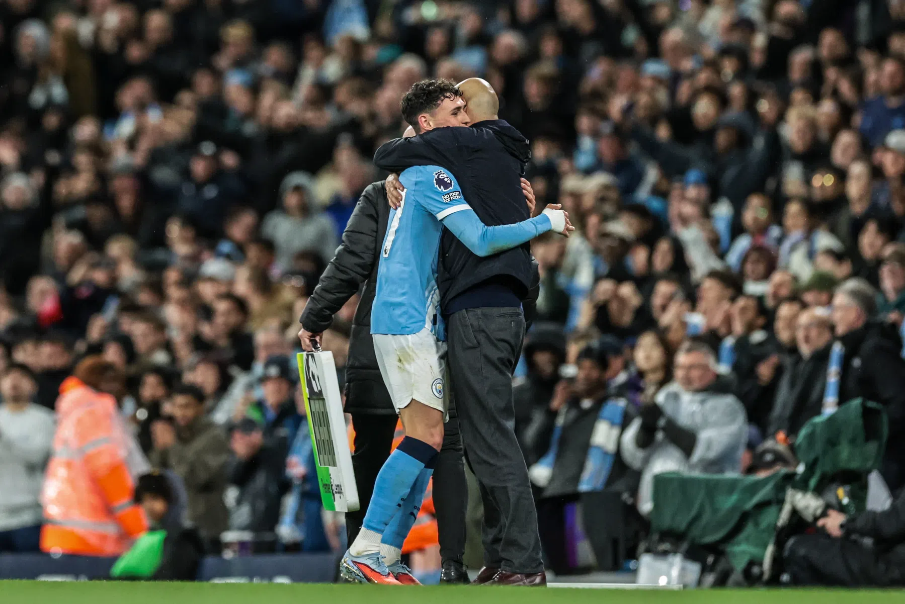 Foden tikt net voor WK oude topvorm aan met 'assist van het seizoen'