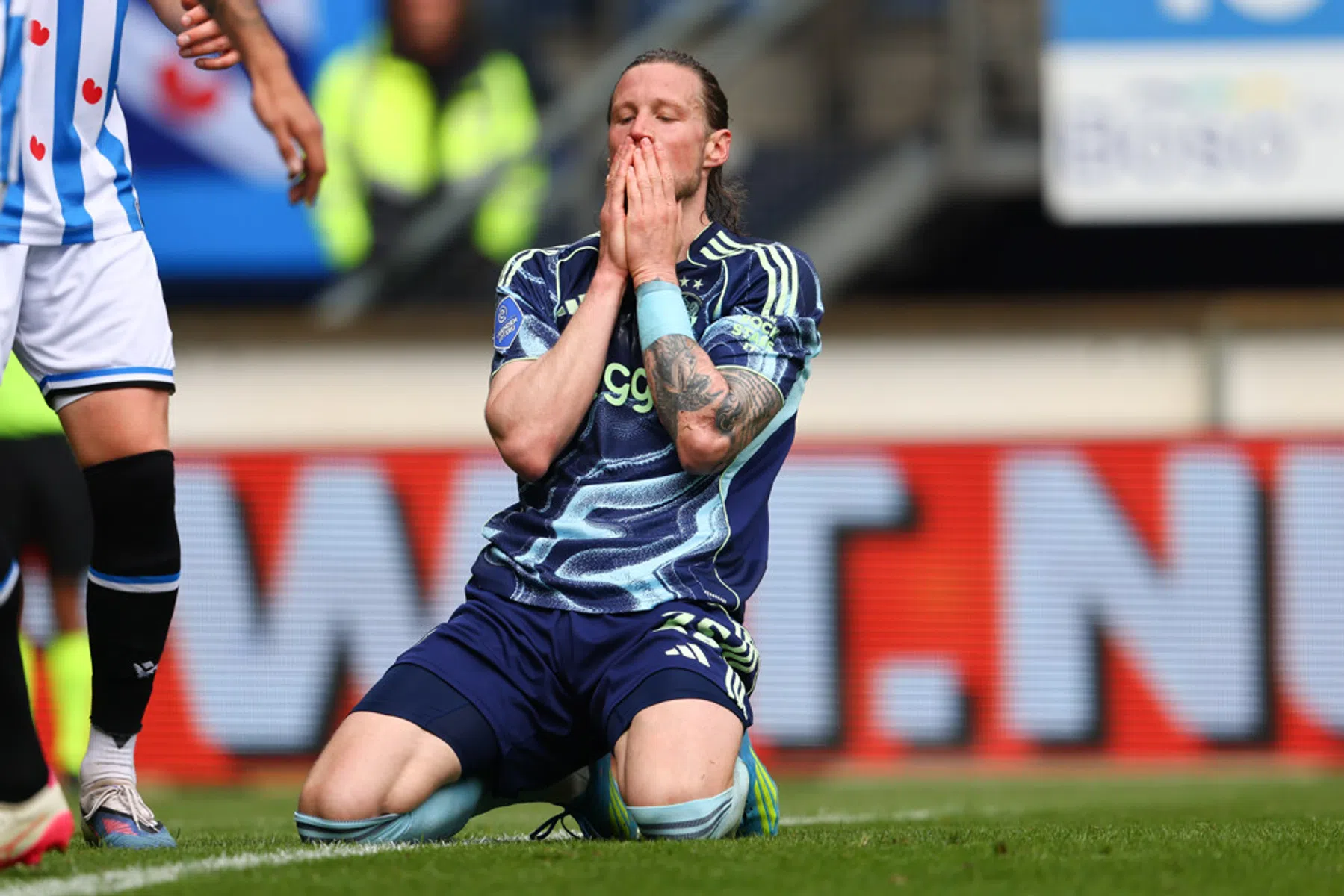 Ajax bijt zich in waterballet stuk op Heerenveen en gaat play-offs in