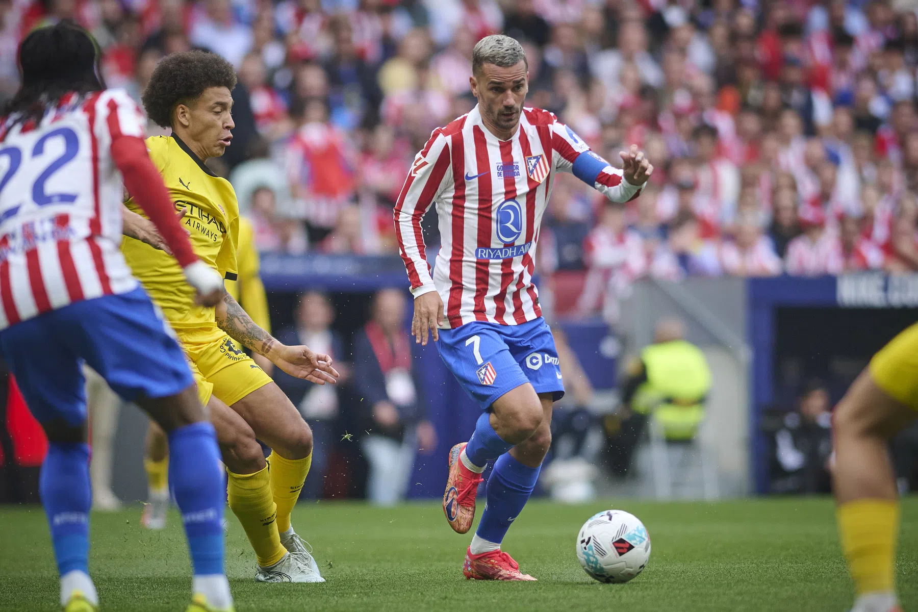 Girona houdt met Van de Beek zicht op handhaving, mooie afsluiter Griezmann
