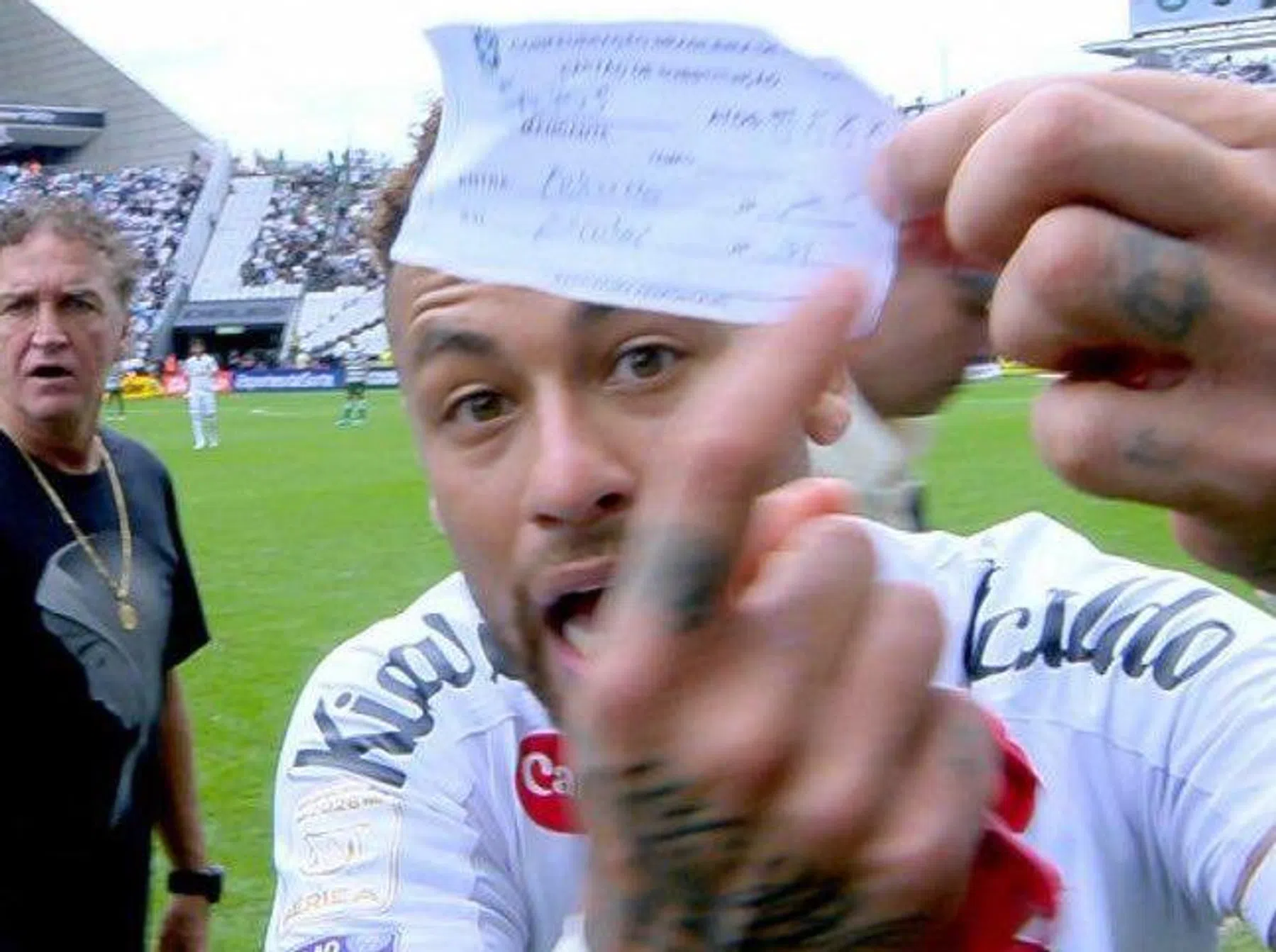 Vierde official blundert bij opmerkelijke wissel van woedende Neymar