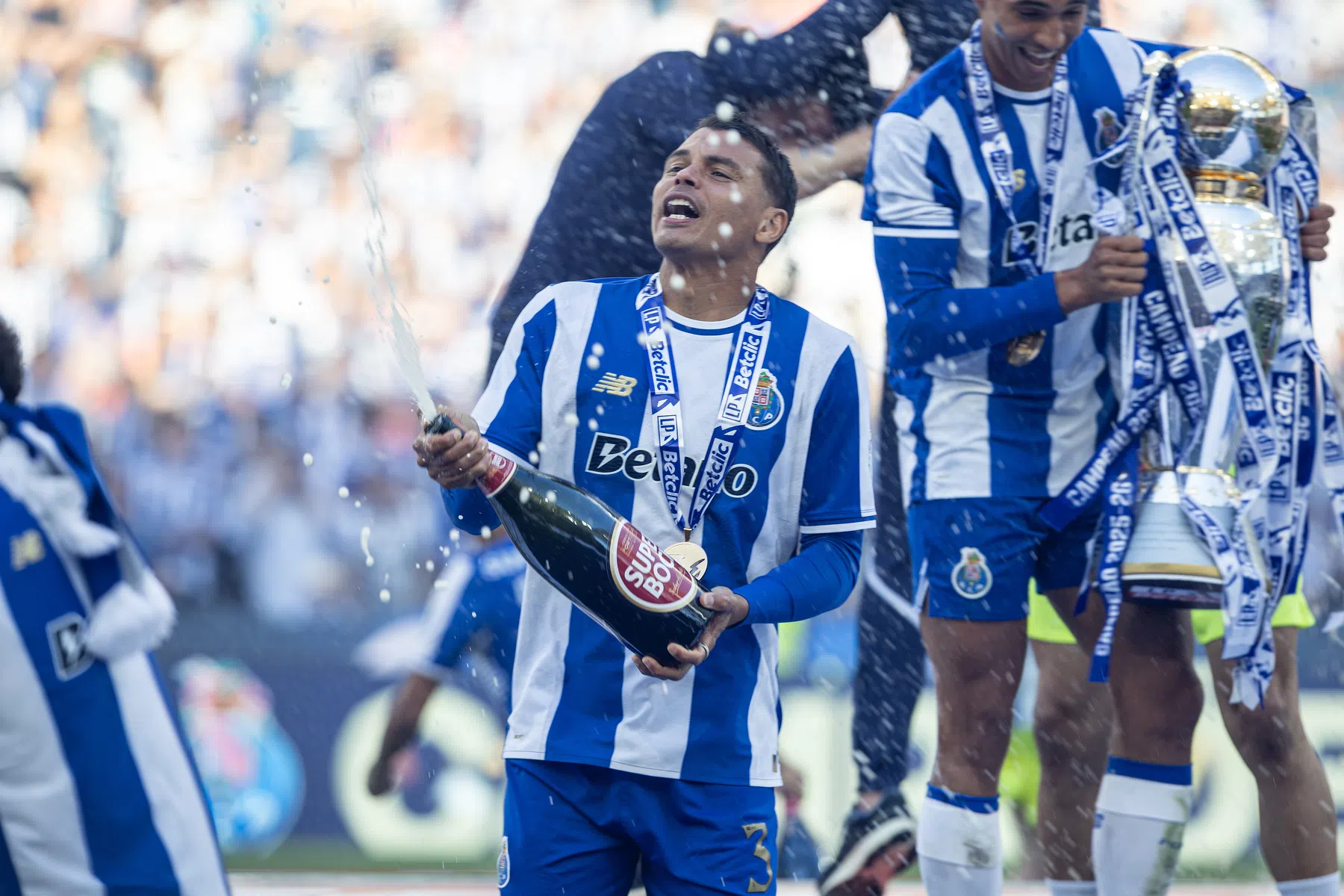 FC Porto zwaait Thiago Silva (41) uit: 'Een voorbeeld voor iedereen'