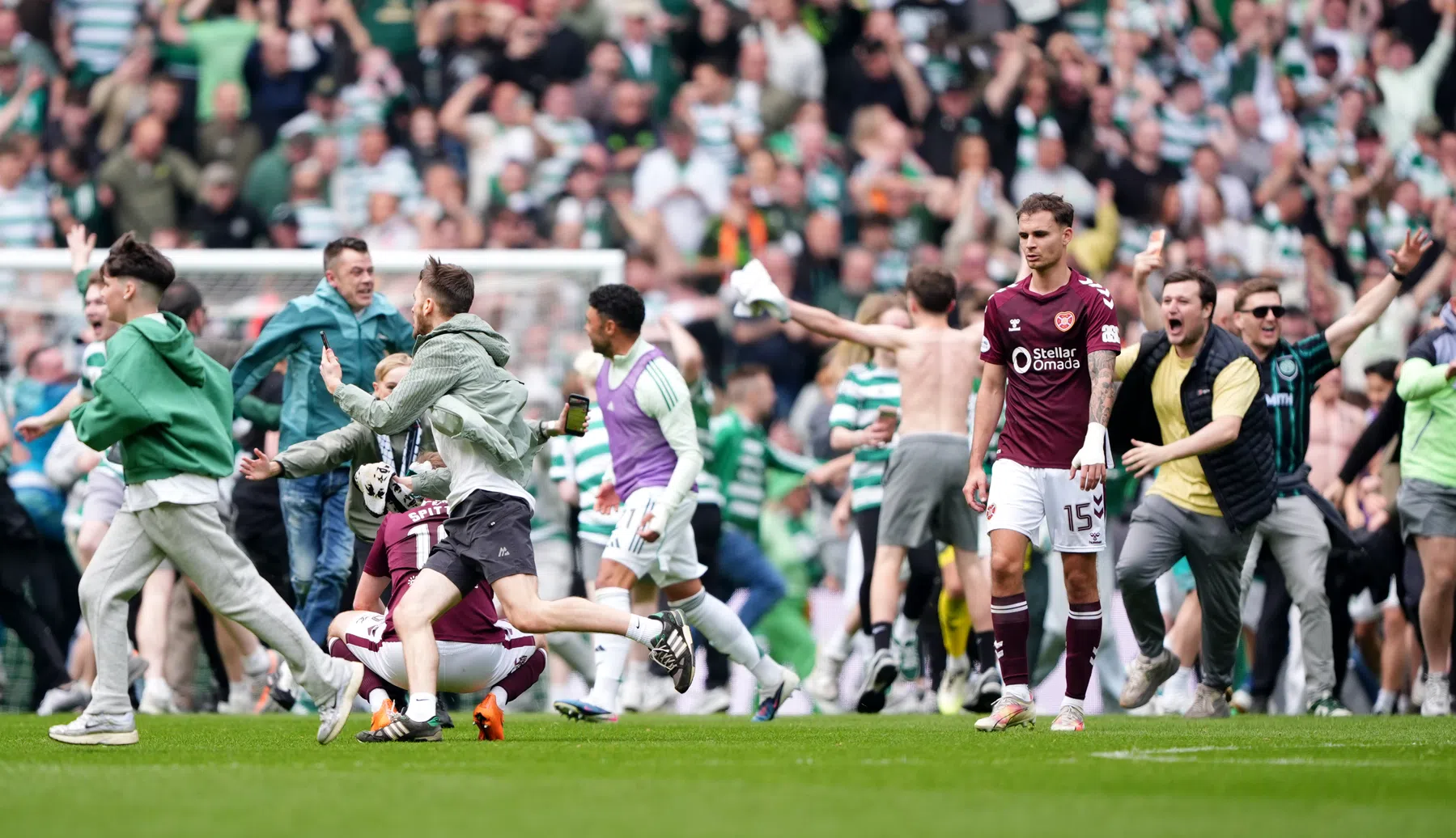 Schotse bond steunt besluit arbiter na veldbestorming op Celtic Park